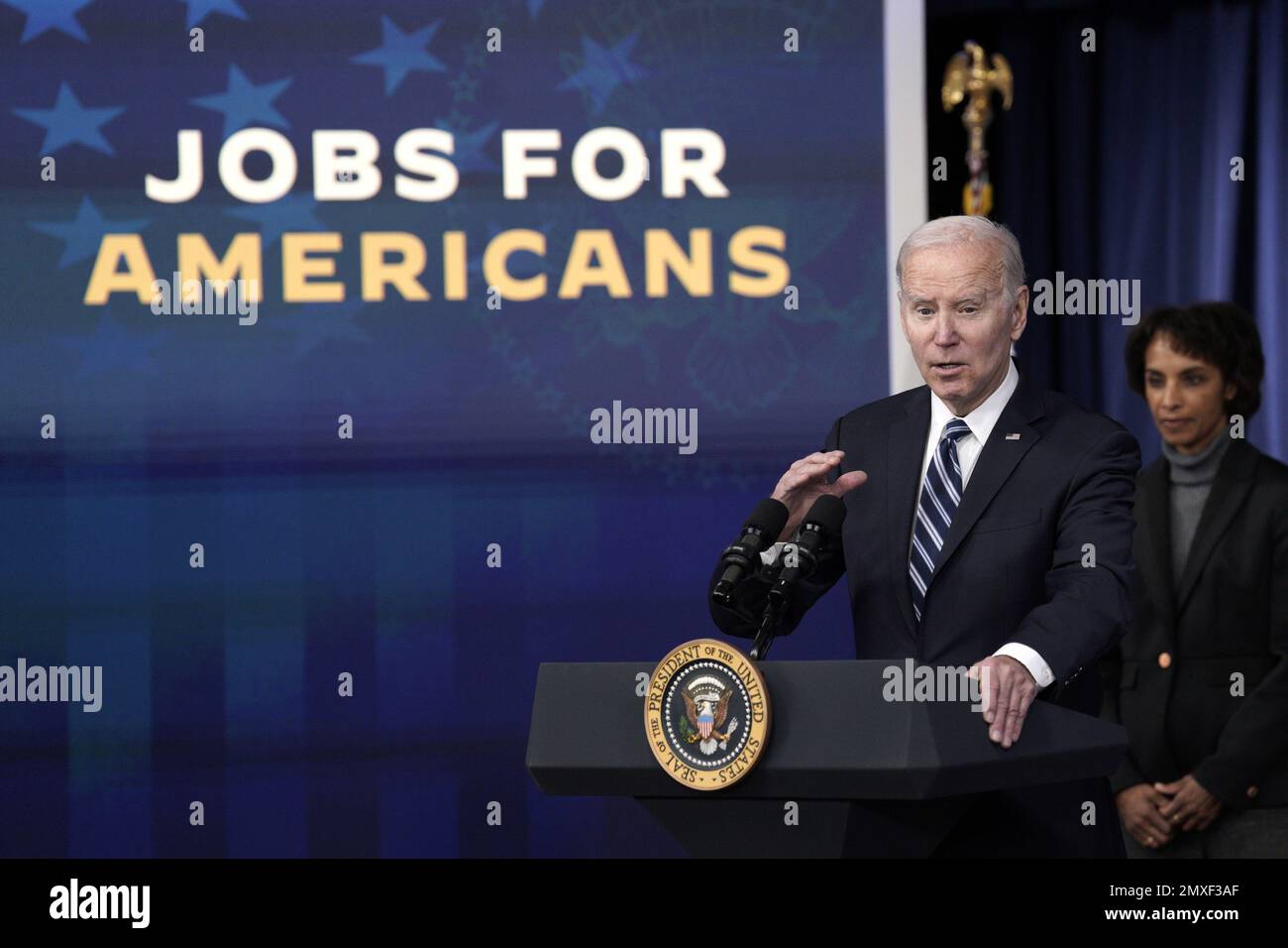 Washington, Usa. 03. Februar 2023. USA Präsident Joe Biden spricht am 3. Februar 2023 im South Court Auditorium im Weißen Haus in Washington, DC, über den Job-Bericht im Januar. Foto: Yuri Gripas/UPI Kredit: UPI/Alamy Live News Stockfoto