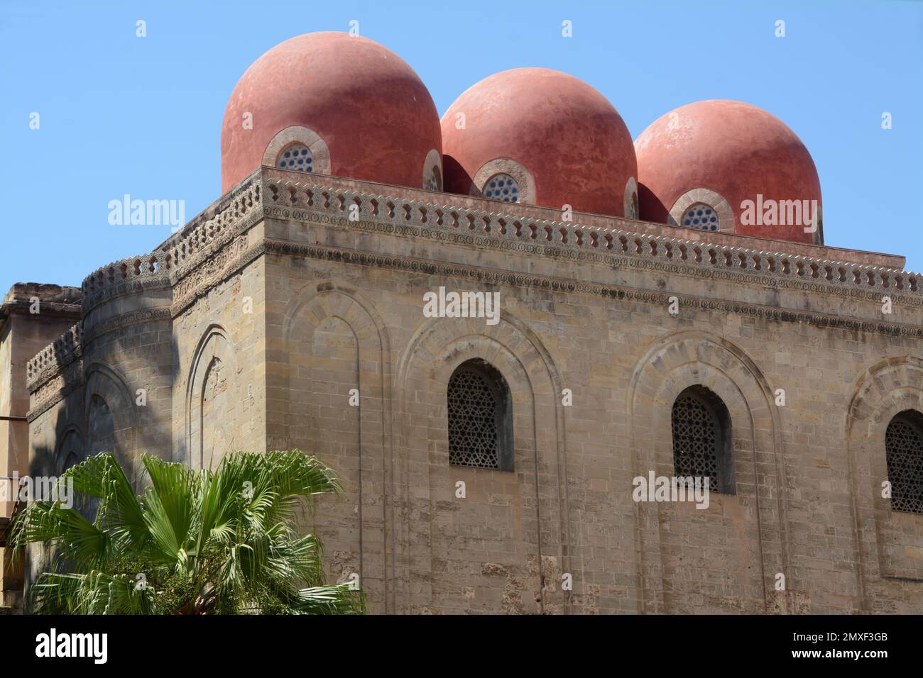 Die roten Kuppeln der Kirche San Cataldo in byzantinischer und arabisch-normannischer Architektur in der Nähe des Martorana auf der Piazza Bellini und der Skyline von Palermo Stockfoto