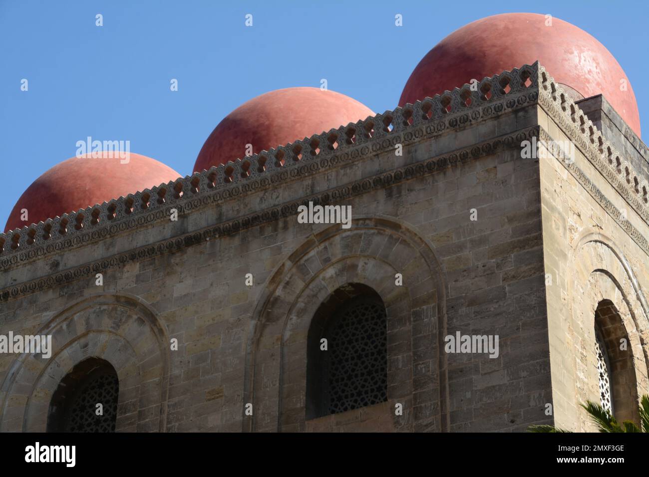 Die roten Kuppeln der Kirche San Cataldo in byzantinischer und arabisch-normannischer Architektur in der Nähe des Martorana auf der Piazza Bellini und der Skyline von Palermo Stockfoto