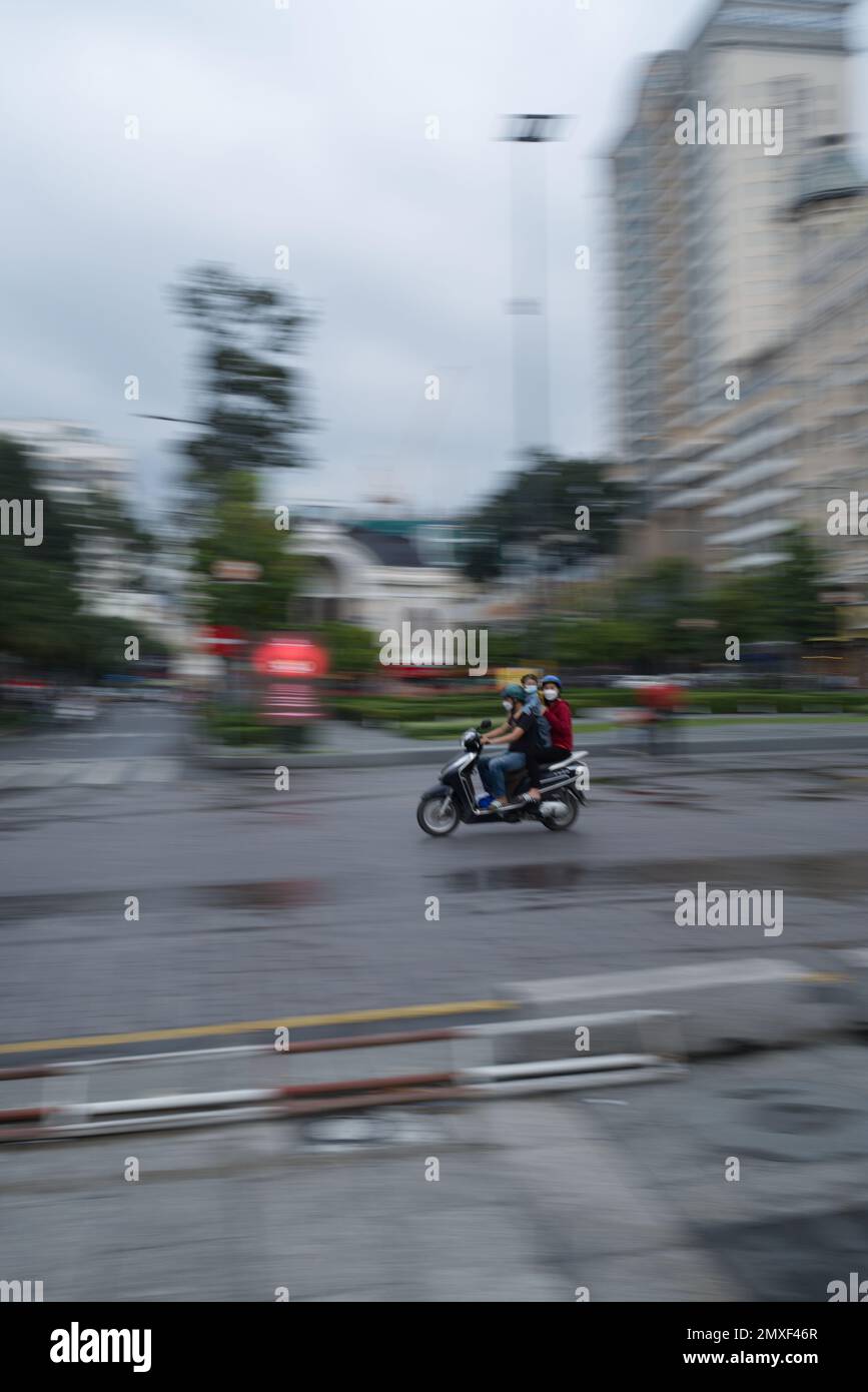 Panning eines Motorradfahrers in Ho Chi Min Stockfoto