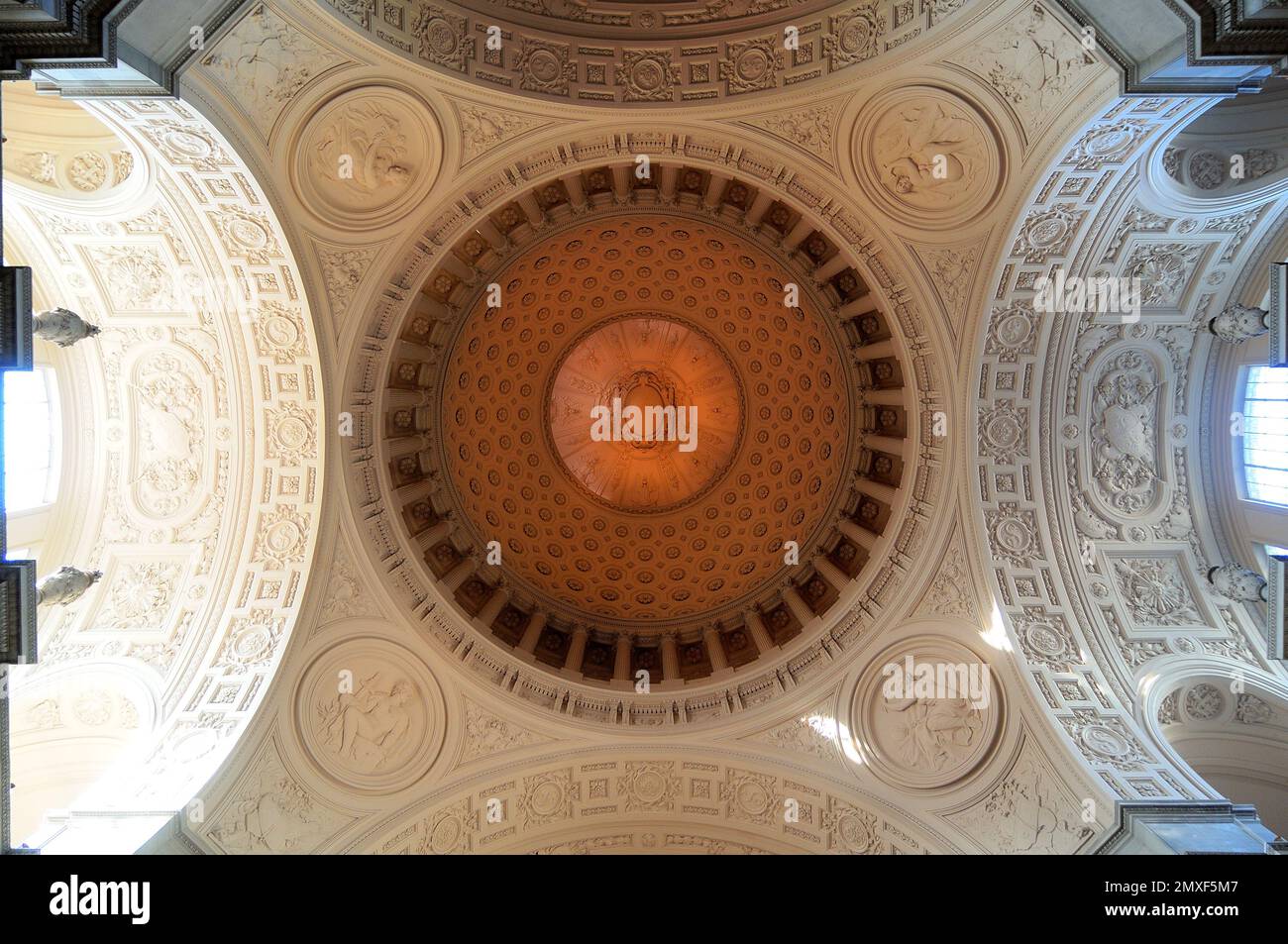 Die Kuppel des Rathauses von San Francisco besticht durch ein kunstvolles, kreisförmiges Design mit komplizierten Mustern, goldenen Akzenten und detaillierter Handwerkskunst. Stockfoto