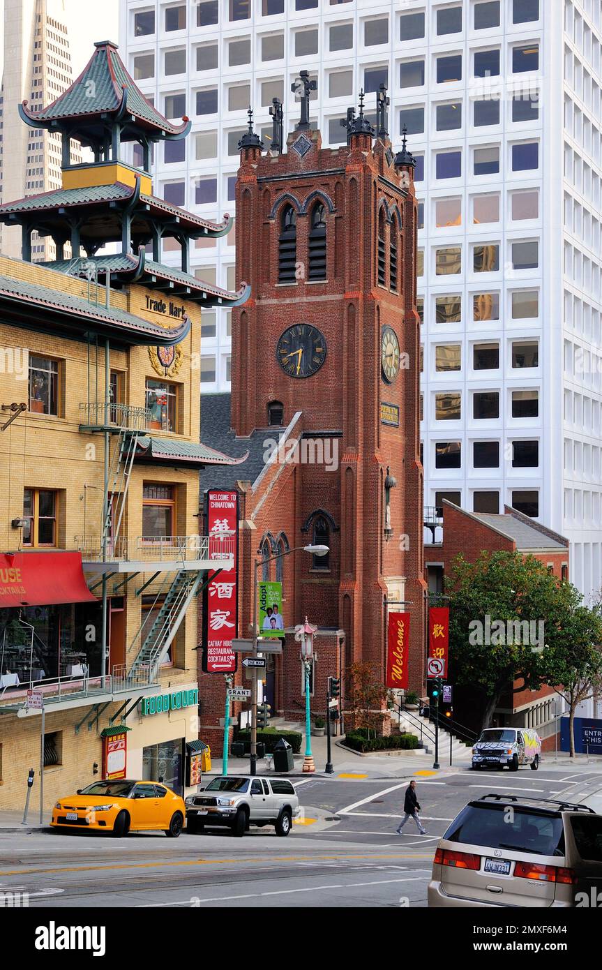 Chinatowns bezaubernde Anziehungskraft auf diesem Foto: Verzierte Fassaden, lebendige Farben und kulturelle Details zeichnen einen lebendigen Wandteppich von San Franciscos r Stockfoto