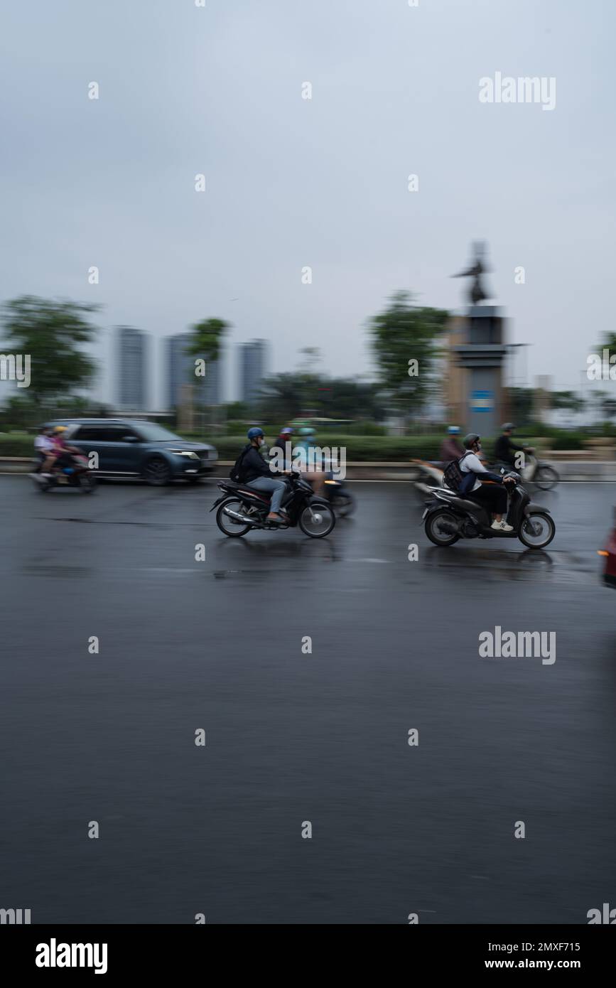 Autos und Fahrräder im Kreisverkehr von Ho Chi Min Stockfoto
