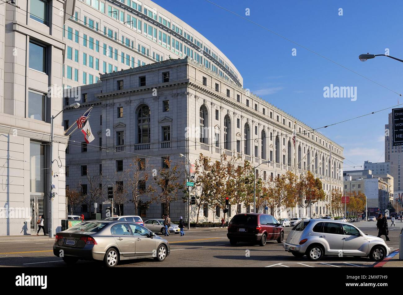 San Francisco Supreme Court Gebäude mit neoklassizistischer Architektur, im Civic Center Viertel gelegen, an einem sonnigen Tag mit Autos und Fußgängern zu sehen Stockfoto