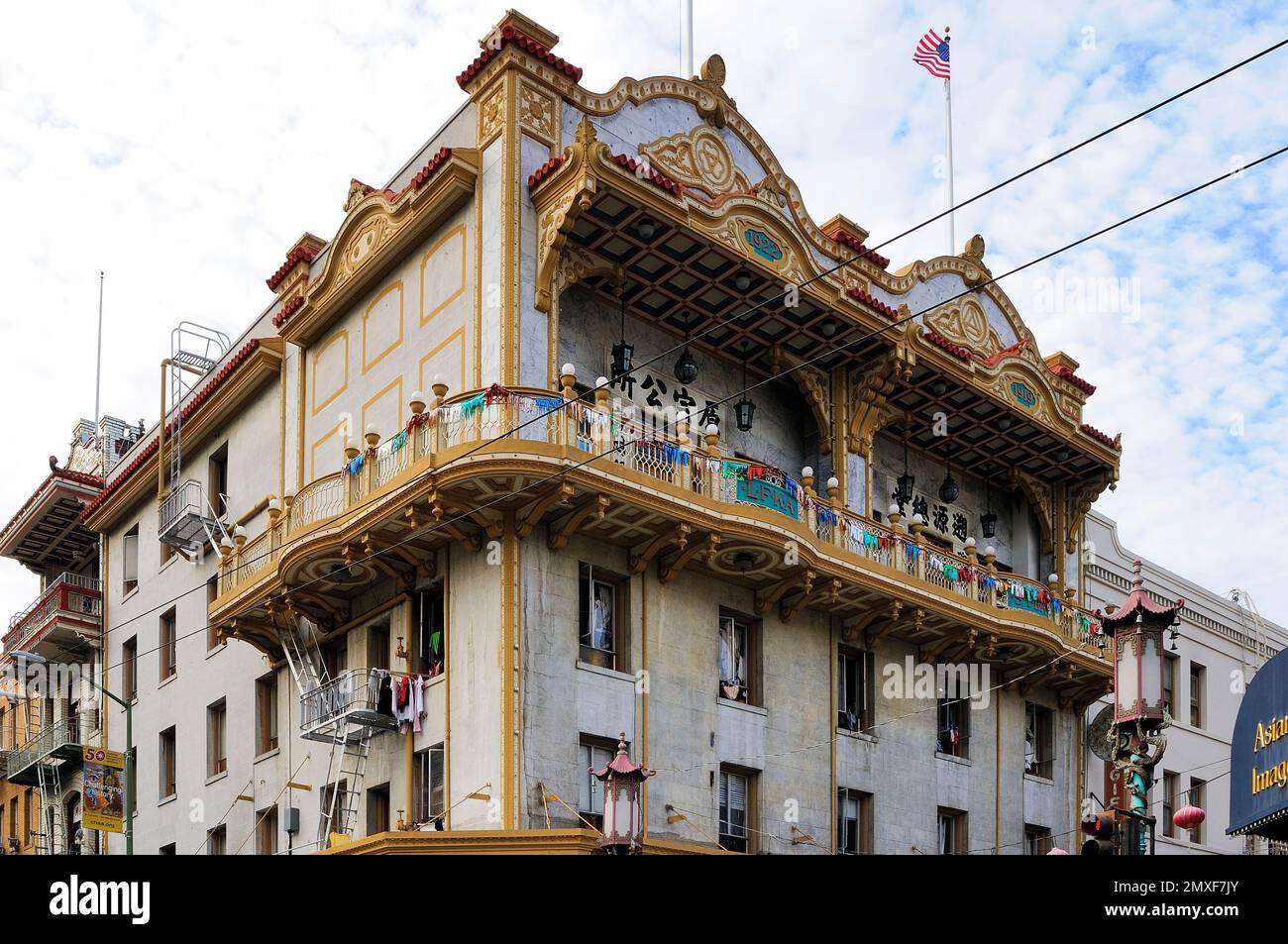 Chinatowns bezaubernde Anziehungskraft auf diesem Foto: Verzierte Fassaden, lebendige Farben und kulturelle Details zeichnen einen lebendigen Wandteppich von San Franciscos r Stockfoto