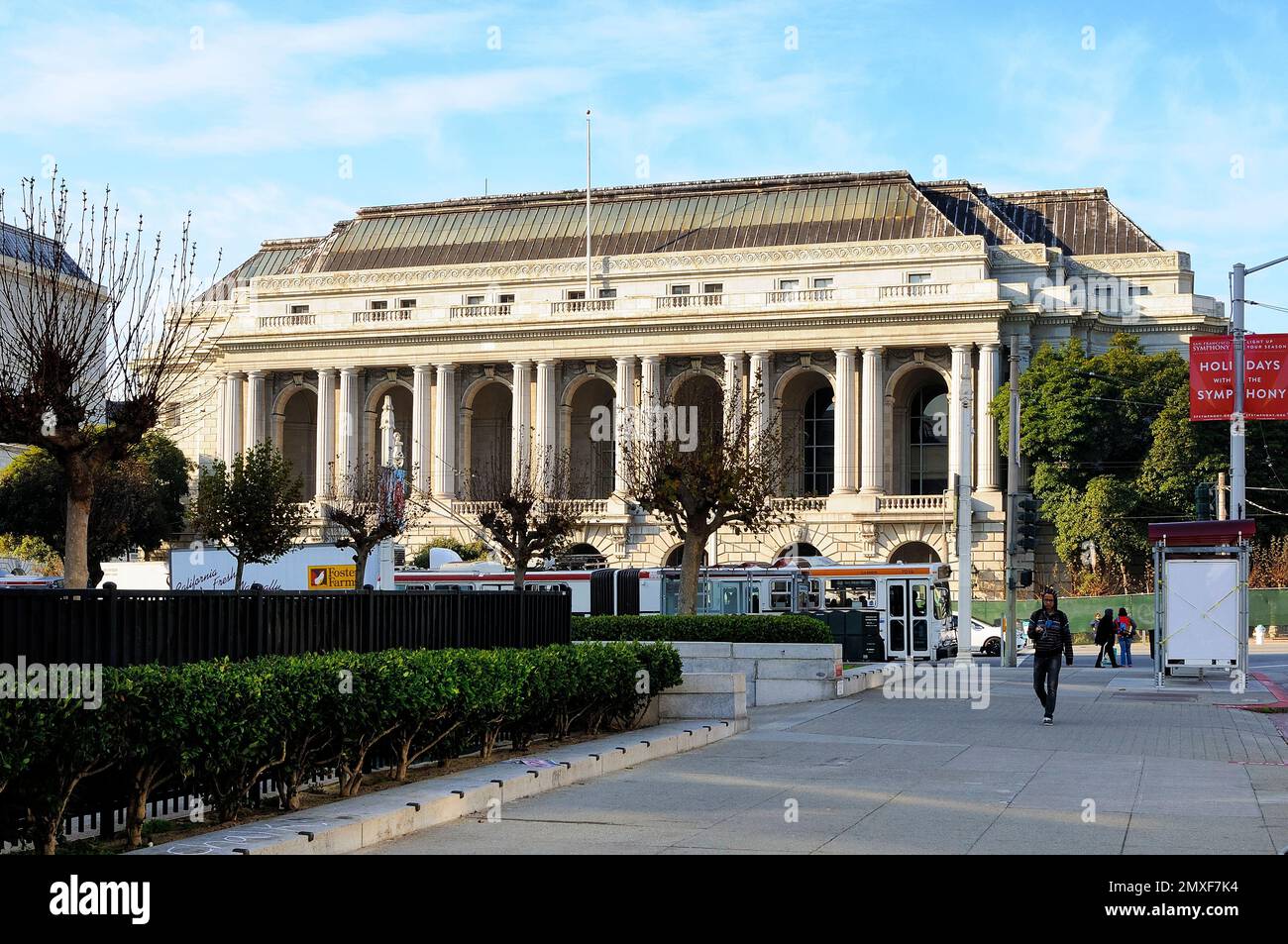 Das San Francisco war Memorial Opera House, ein historisches Beaux-Arts-Gebäude mit großen Säulen und Bogenfenstern, ist ein bedeutendes kulturelles Wahrzeichen. Stockfoto