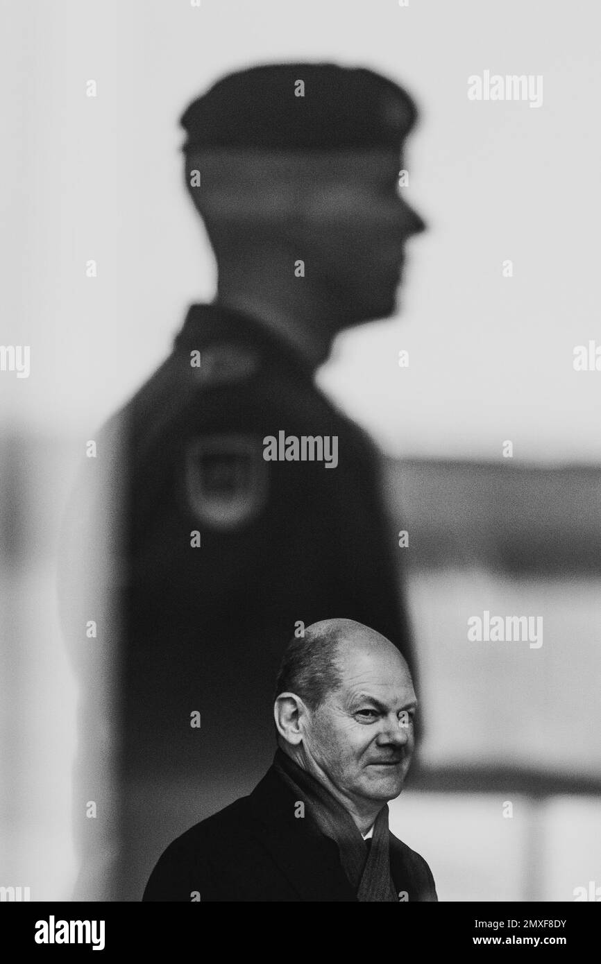 Berlin, Deutschland. 03. Februar 2023. Olaf Scholz (SPD), Bundeskanzler, steht hinter der Reflexion eines Soldaten vor dem Eröffnungsbesuch des italienischen Ministerpräsidenten Giorgia Meloni (nicht im Bild) im Bundeskanzleramt Berlin am 3. Februar 2023. Stockfoto