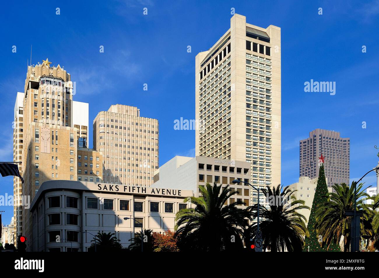 Die faszinierende Skyline des Union Square in San Francisco: Moderne Wolkenkratzer, Luxushotels und berühmte Wahrzeichen zieren die pulsierende Stadtlandschaft und zeigen die Stadt Stockfoto