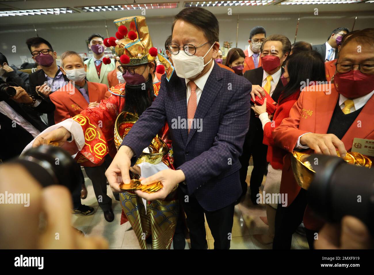 Chief Secretary for Administration Eric Chan Kwok-ki (in blauem Anzug) bei der Debüt-Handelszeremonie für den ersten Handelstag des Jahres des Hasen an der chinesischen Gold- und Silberbörse in Sheung Wan. 26. Januar 23 SCMP/Xiaomei Chen Stockfoto