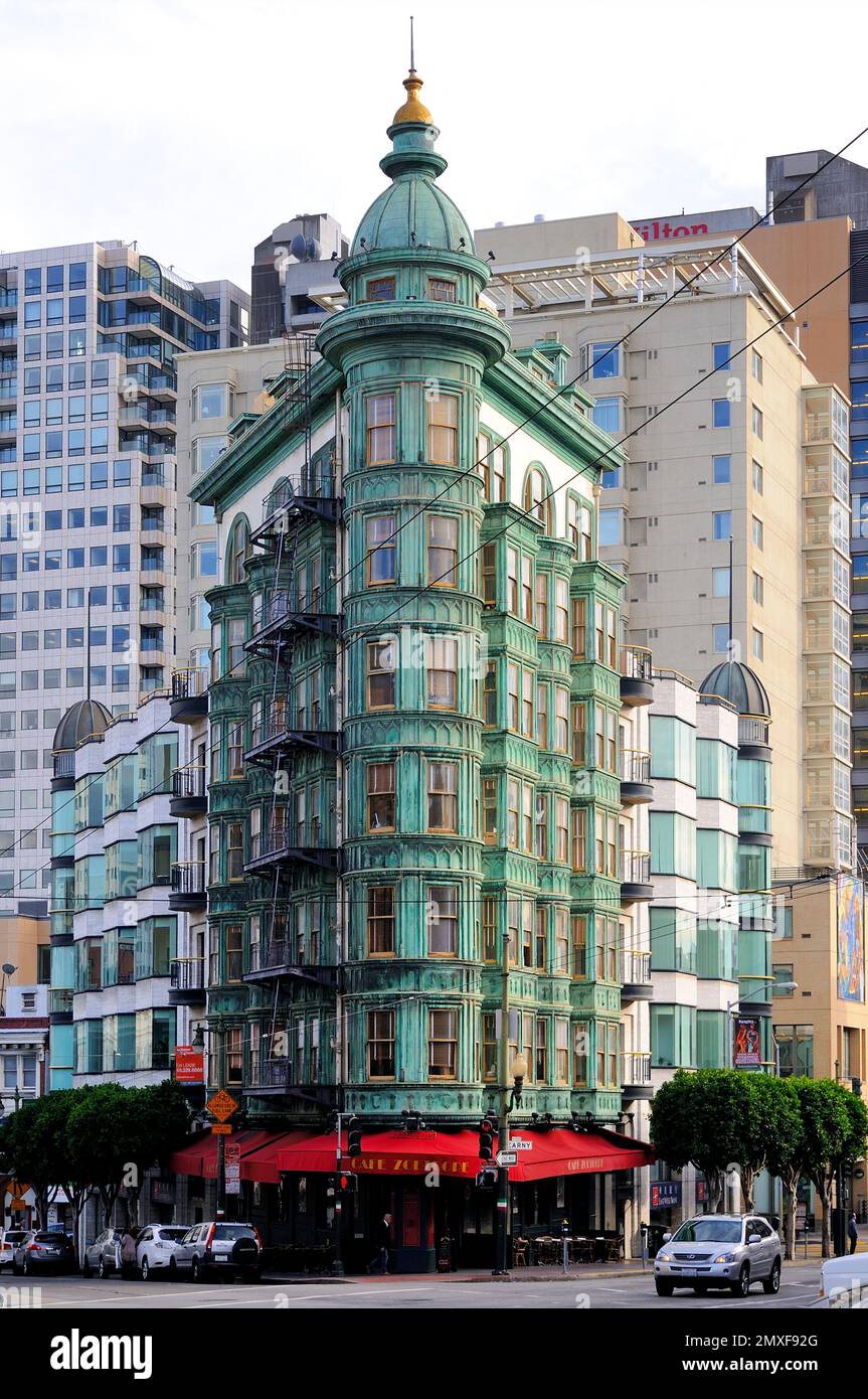 Ikonisches Gebäude im flatiron-Stil am North Beach von San Francisco mit einer lebendigen grünen Fassade, einer kunstvollen Kuppel und klassischem architektonischem Charme. Stockfoto