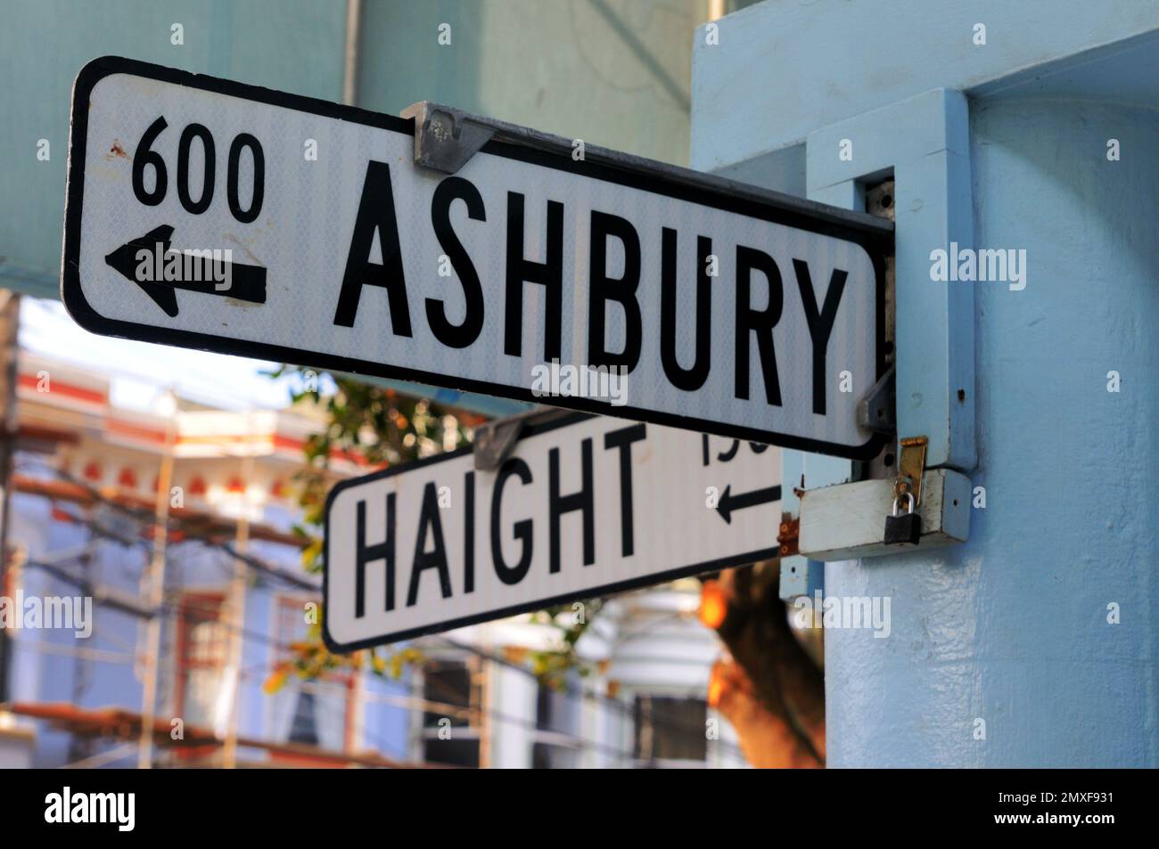 Haight-Ashbury fängt die lebendige Essenz der Hippie-Kultur mit seiner ikonischen Architektur, farbenfrohen Street Art und freigeistigem Lifestyle ein. Stockfoto