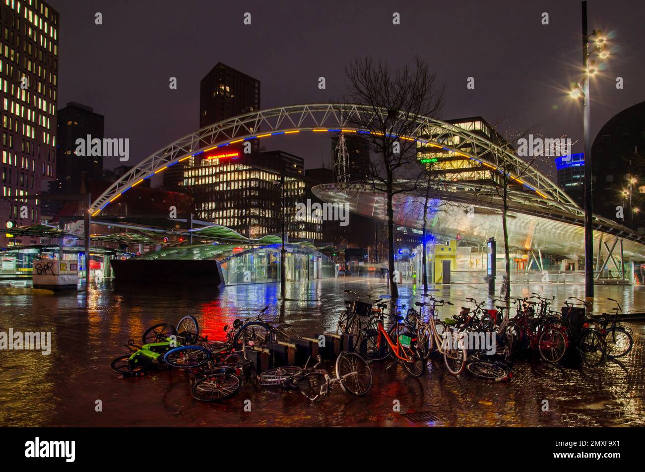 Rotterdam, Niederlande, 16. Januar 2023: Fahrräder, einige geparkt, Einige sind gefallen, auf dem Platz in der Nähe des Blaak Bahnhofs an einem regnerischen Wintermorni Stockfoto