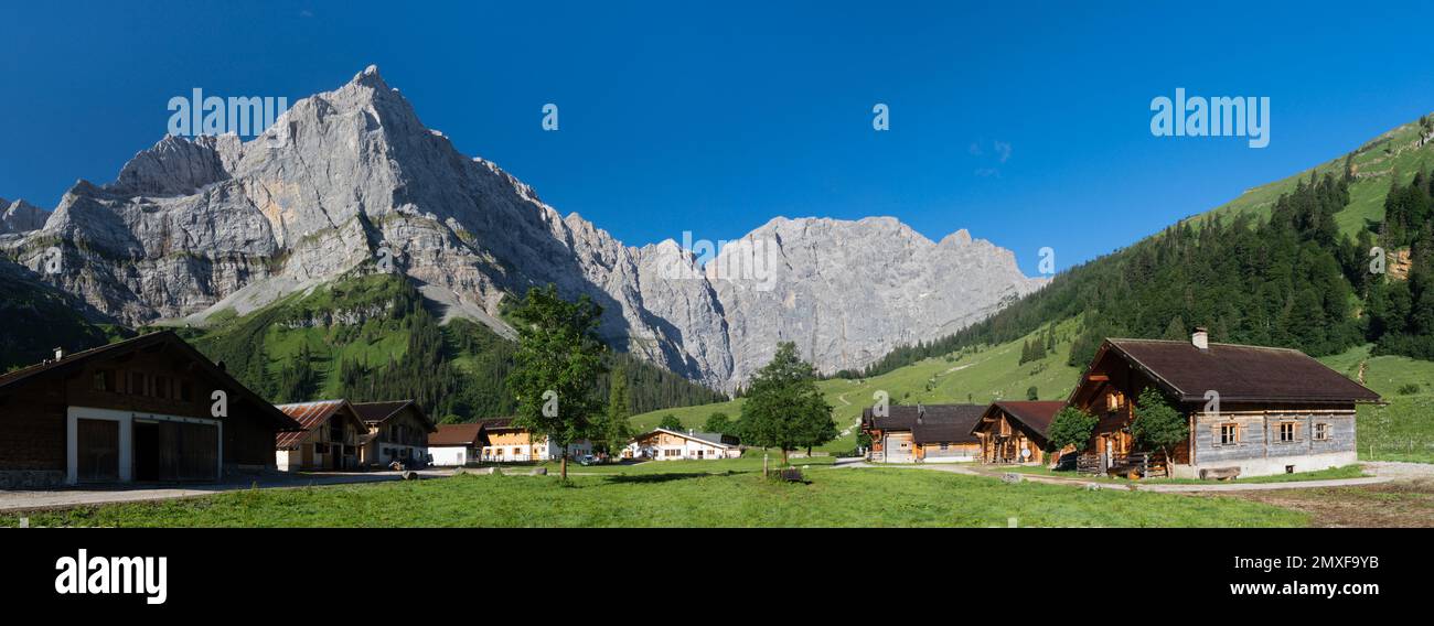 Das Morgenpanorama der Nordwände des Karwendel-Gebirges - Mauern der Spritzkarspitze und Grubenkarspitze von Enger Tall - großer Ahornboden Walley Stockfoto
