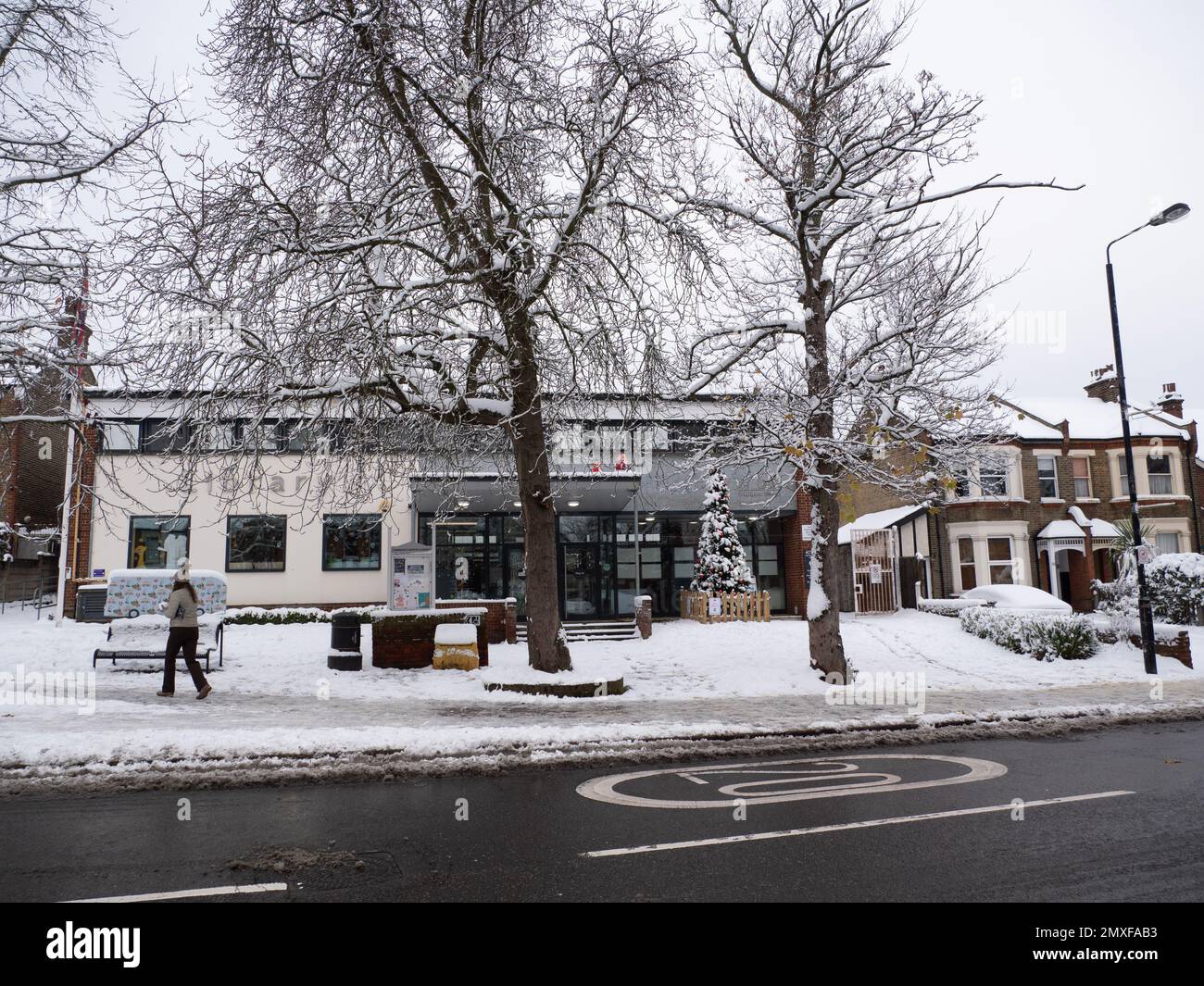 Lokale Bibliothek in Highams Park, London im Winter, Schnee Stockfoto