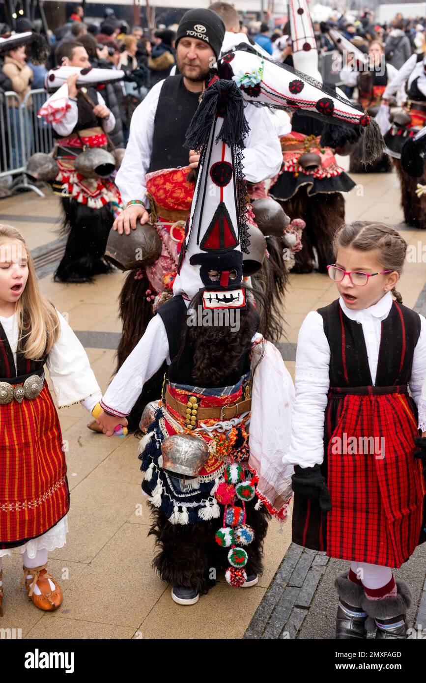 Kinder-Kukeri-Tänzer aus der Region Zentralbulgaren beim Surva International Masquerade and Mummers Festival in Pernik, Bulgarien, Osteuropa, EU Stockfoto