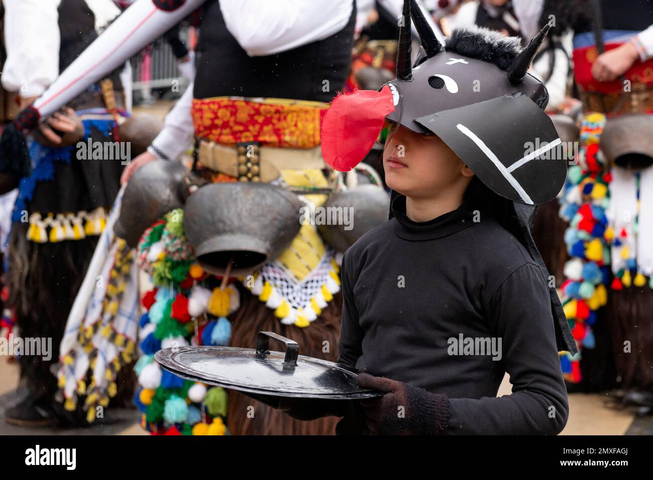 Maskierter Junge beim Surva International Masquerade and Mummers Festival in Pernik, Bulgarien, Osteuropa, Balkan, EU Stockfoto