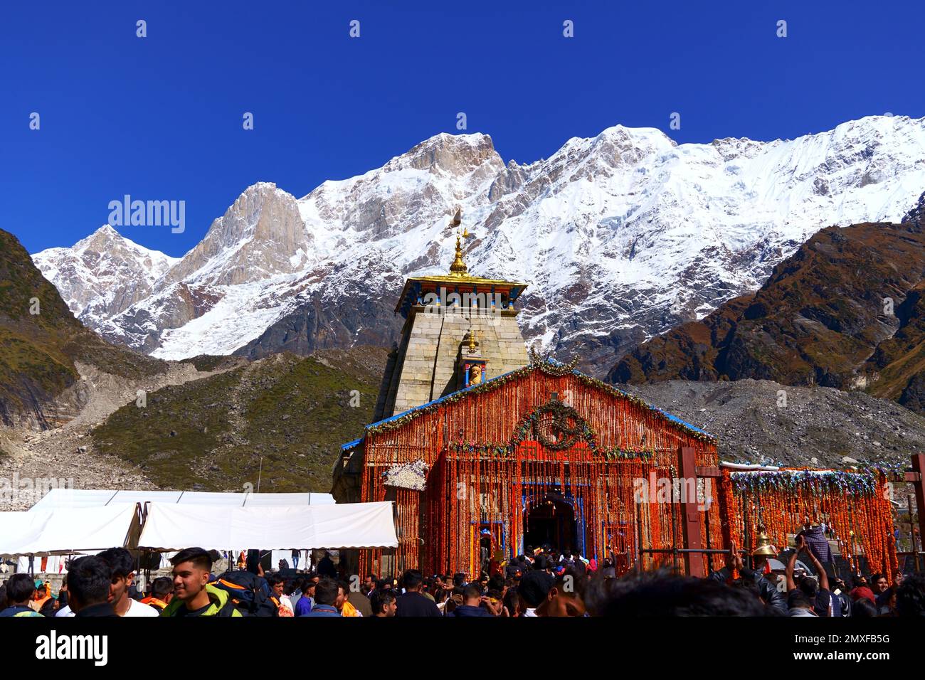 Kedarnath Berggipfel und Tempel Stockfoto