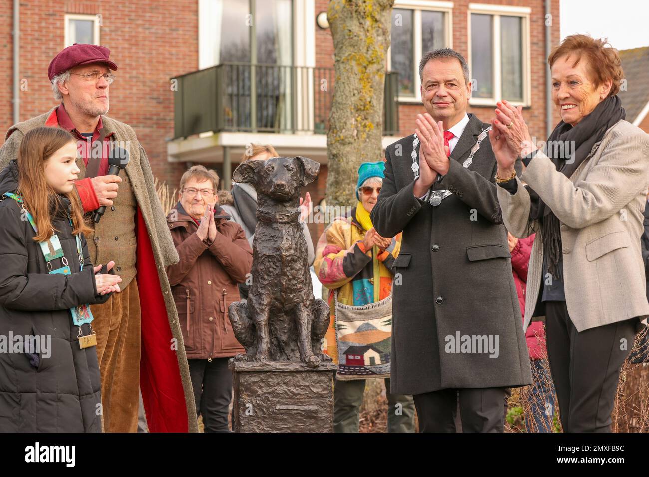 SCHARENDIJKE, NIEDERLANDE - FEBRUARI 3: Bürgermeister des Kindes, Fay de Waal, Geschichtenerzähler Brot van Gromme, Der Bürgermeister von Schouwen-Duiveland, Jack van der Hoek, und der Vorsitzende des dorfrats, Tanny de Rooij, umgab den Hund Bläsz bei der Enthüllung des Denkmals für den Hund Bläsz, der während der Flut von 1953 in Bethlehemplein am 3. Februar 2023 in Scharendijke, Niederlande, Dutzende Rinder in Scharendijke gerettet hat (Foto: Peter van der Klooster/Orange Pictures) Stockfoto