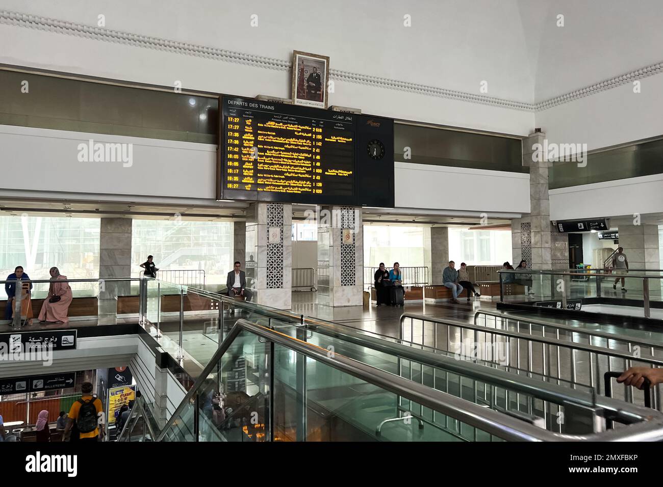 Große Fahrplananzeige im Hauptbahnhof von Rabat Stockfoto