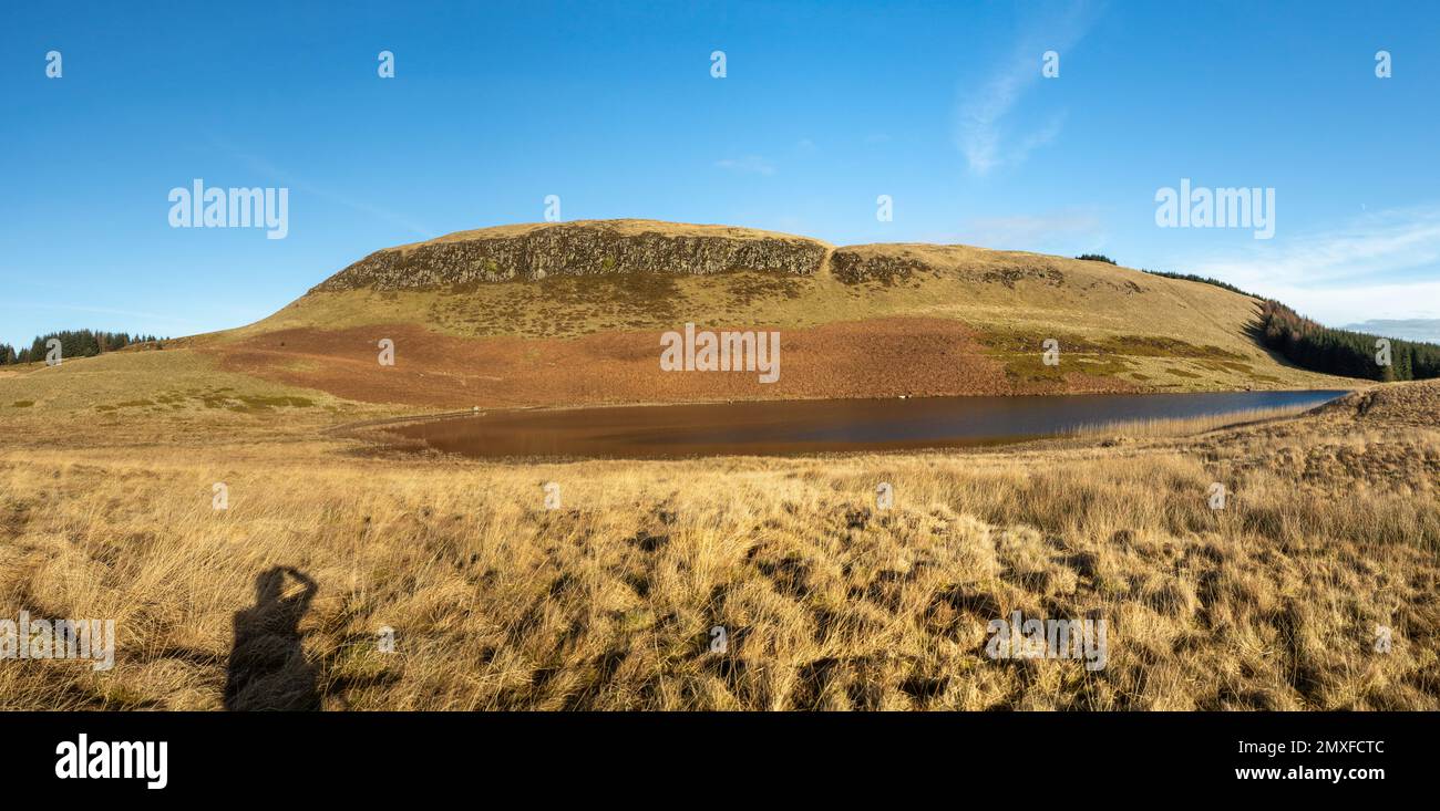 Dumglow Hill mit Black loch im Vordergrund. Stockfoto