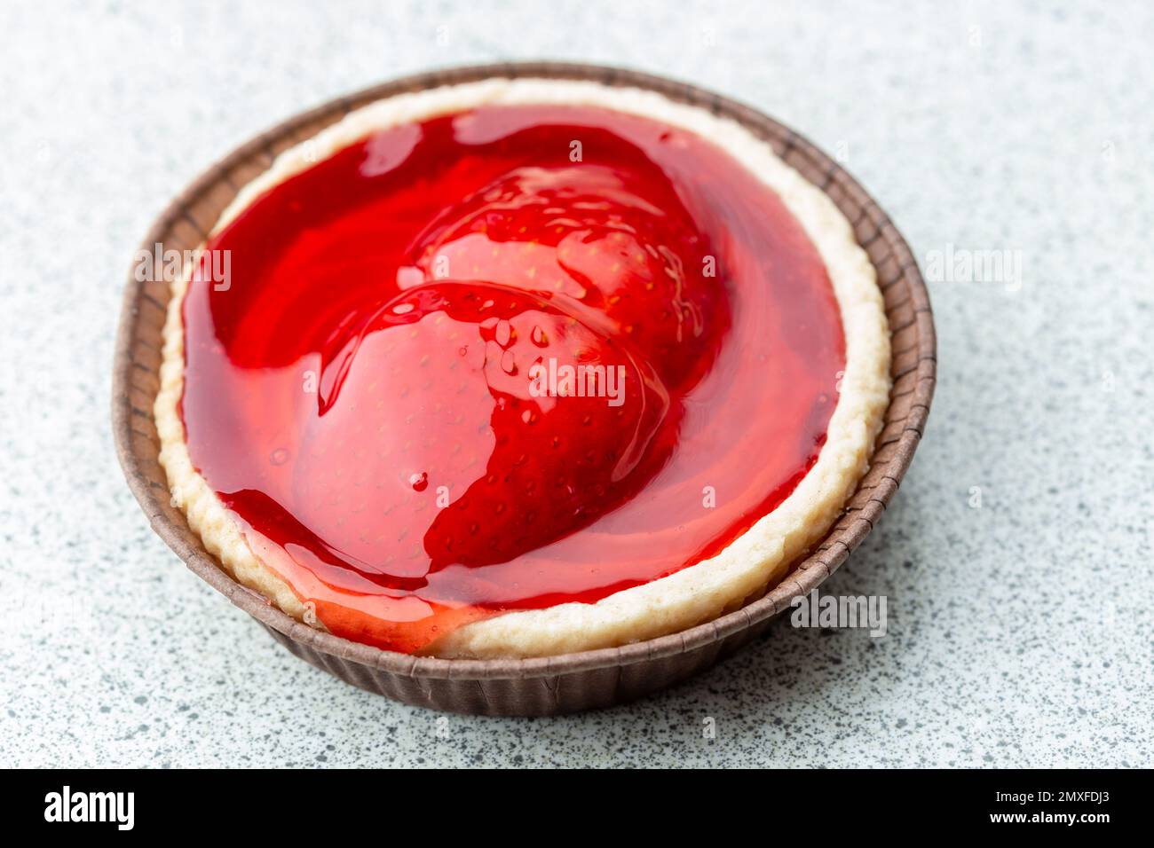 Eine Nahaufnahme einer leuchtend roten Erdbeertörtchen Stockfoto