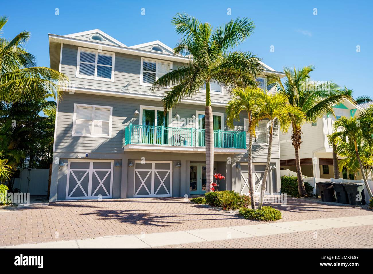 Siesta Key, FL, USA - 30. Januar 2023: Luxushäuser am Siesta Key Beach für Ferienwohnung airbnb Aufenthalt Stockfoto