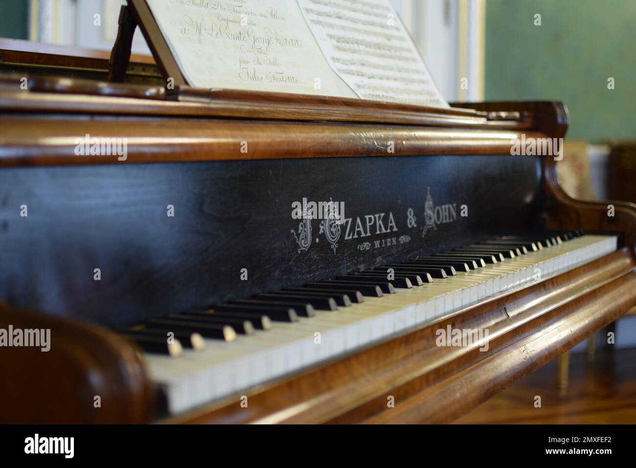 Ein altes und großes Zapka & Sohn Piano Stockfoto