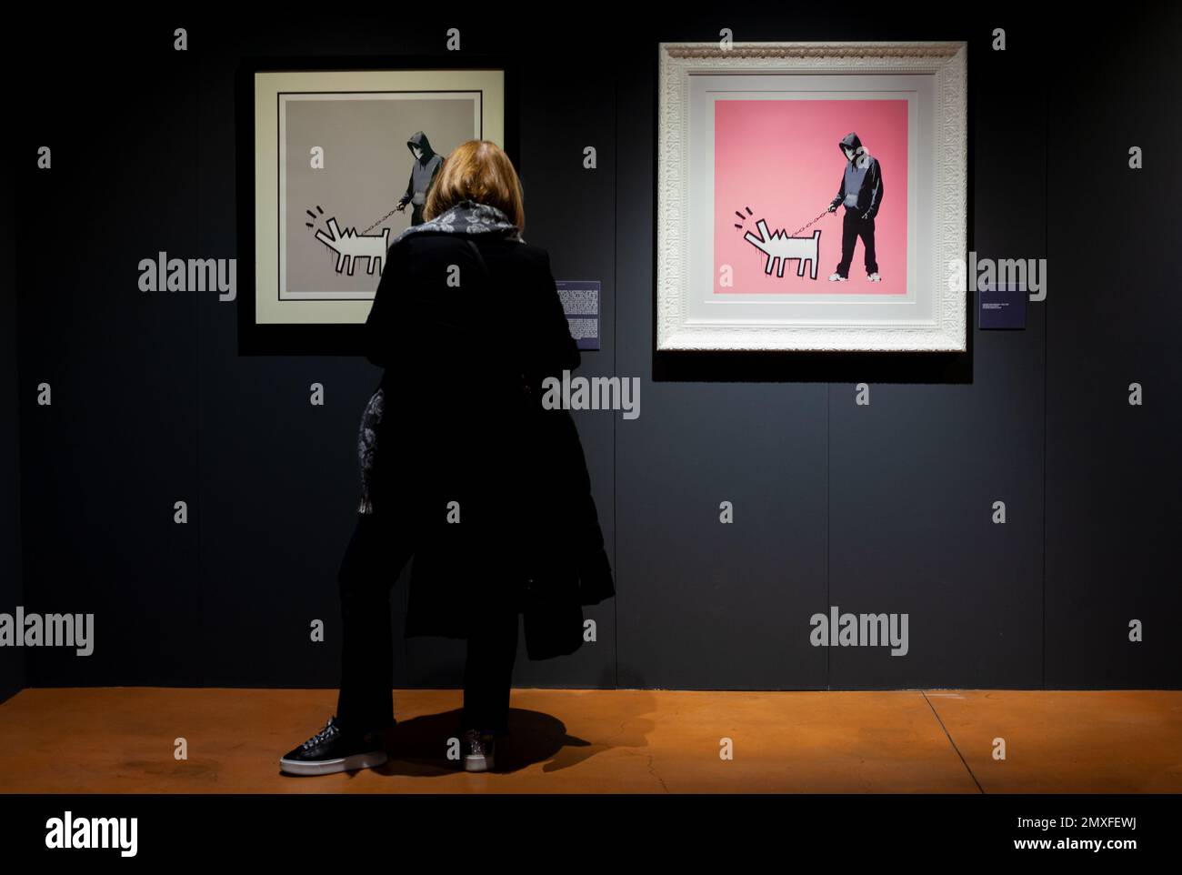 Triest, Italien - 21. Januar 2023: „Choose Your Weapon by Banksy“, „auf den Bildschirm blickende Frau“, druckt mit dem Titel „Choose Your Weapon by Banksy“. Ausstellung mit dem Titel "The Great Communicator Banks" Stockfoto