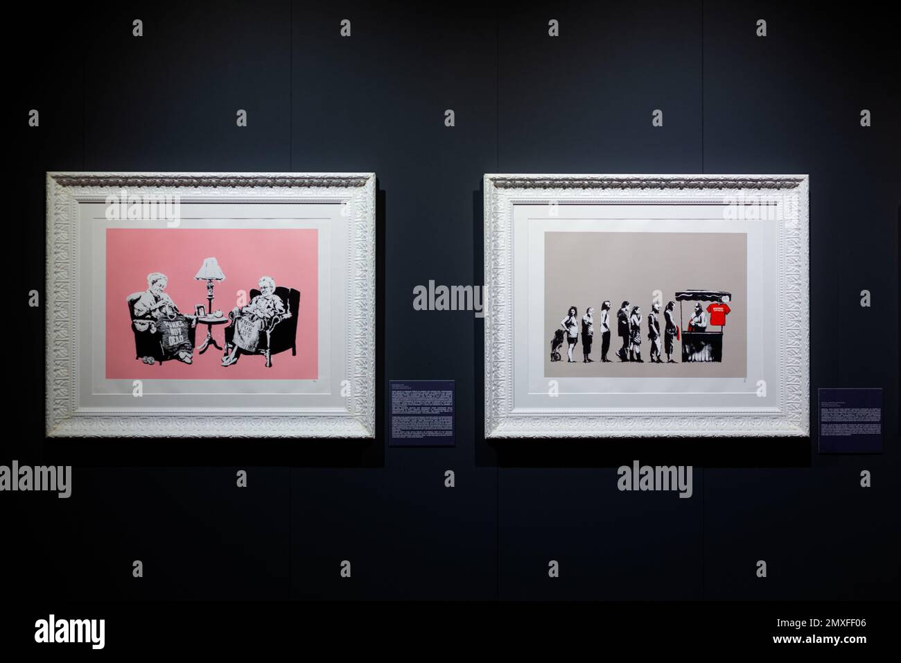 Triest, Italien - 21. Januar 2023: Siebdrucke von The Set kaum Legal namens Grannies and Sale Ends, von Banksy. Die Große Kommunikationsleiterin Banksy, Sa Stockfoto