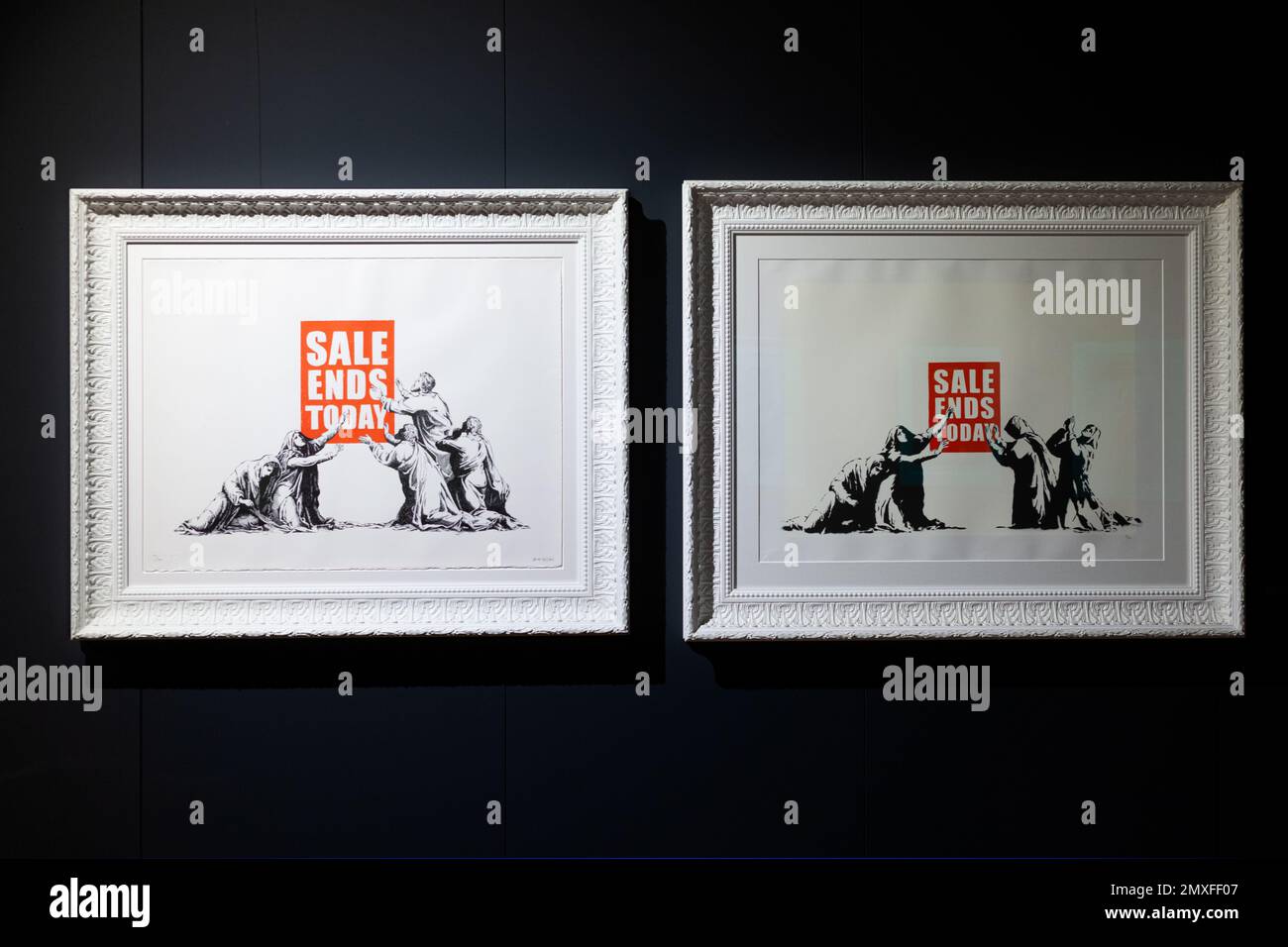 Triest, Italien - 21. Januar 2023: Siebdrucke mit dem Titel „Sale End by Banksy“. Der große Kommunikator Banksy, Salone degli Incanti Stockfoto