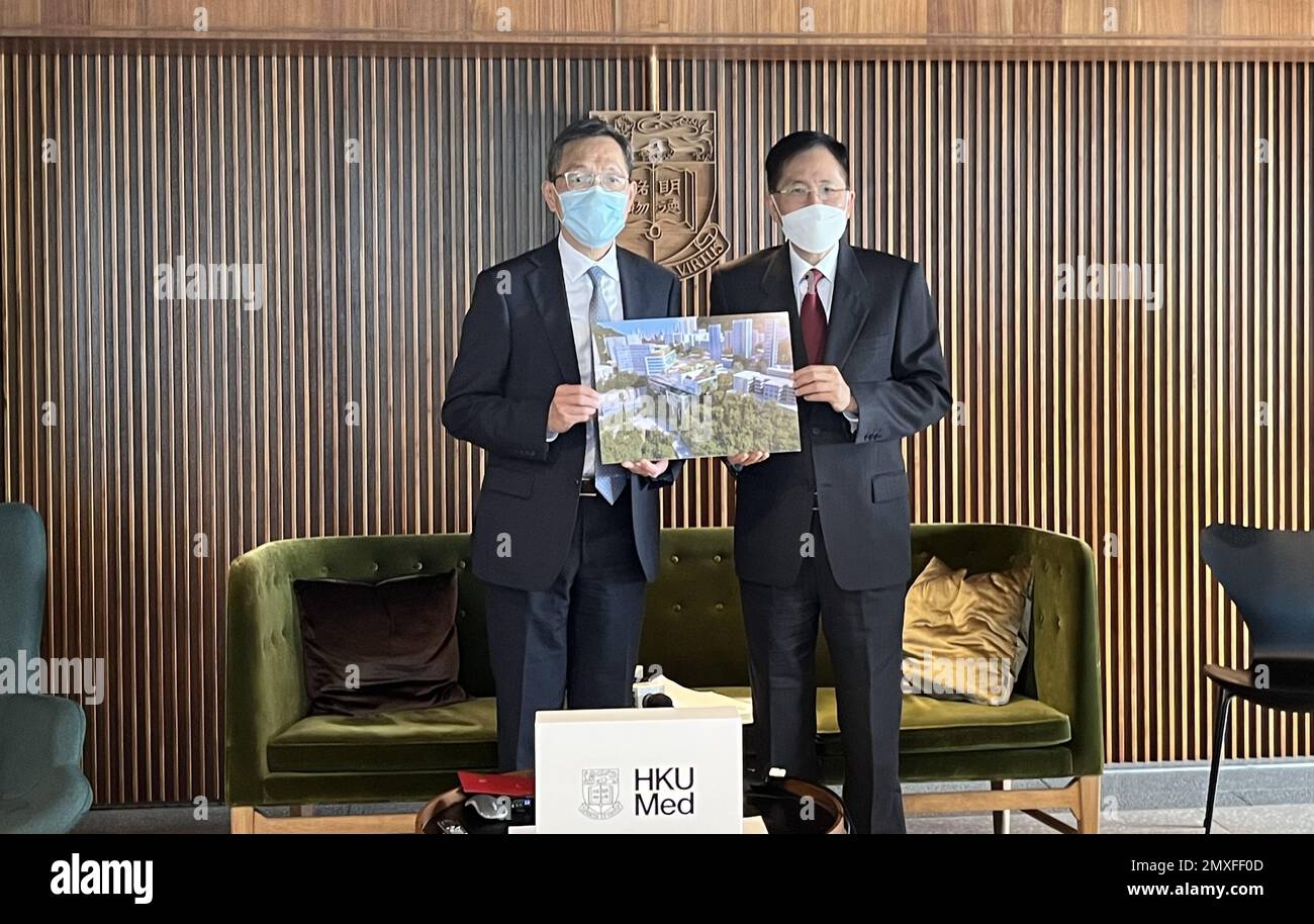 Die Medizinische Fakultät der Universität Hongkong (HKUMed) Dekan Professor Wallace Lau Chak-sing (L) mit HKUMed Direktor für Entwicklung und Infrastruktur Professor Chan Ying posieren für ein Foto. HKUMed geht davon aus, bis 2028 einen neuen Lehr- und Forschungskomplex fertigzustellen, der sich mit dem überfüllten Lernumfeld unter der wachsenden Zahl von Studierenden befasst und neue Laboratorien für die Stammzellenforschung bereitstellt. 01FEB23 SCMP/Sammy Heung Stockfoto