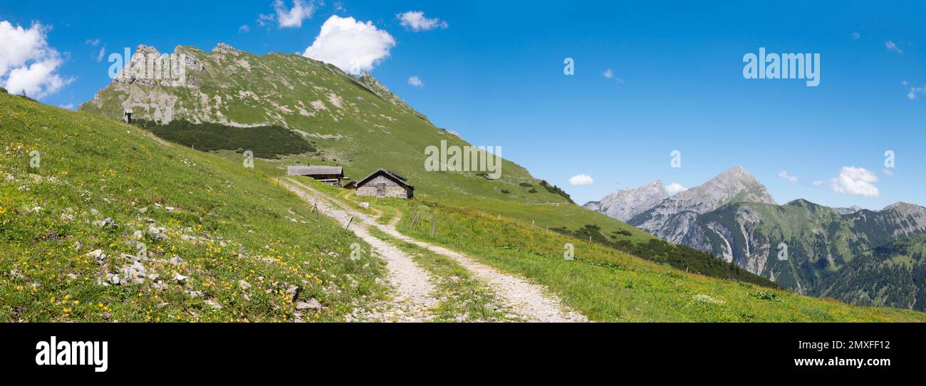 Die Karwendel-Berge und Chalets über dem Enger-Tal. Stockfoto