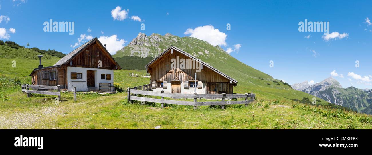 Die Karwendel-Berge und Chalets über dem Enger-Tal. Stockfoto