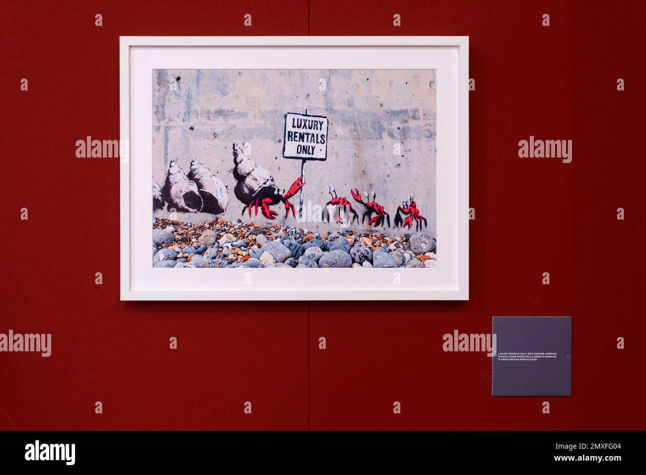 Triest, Italien - 21. Januar 2023: Kunstwerke der Serie A Great British Spraycation mit dem Titel Luxury Rentals Only by Banksy. Die Great Communicator Bank Stockfoto