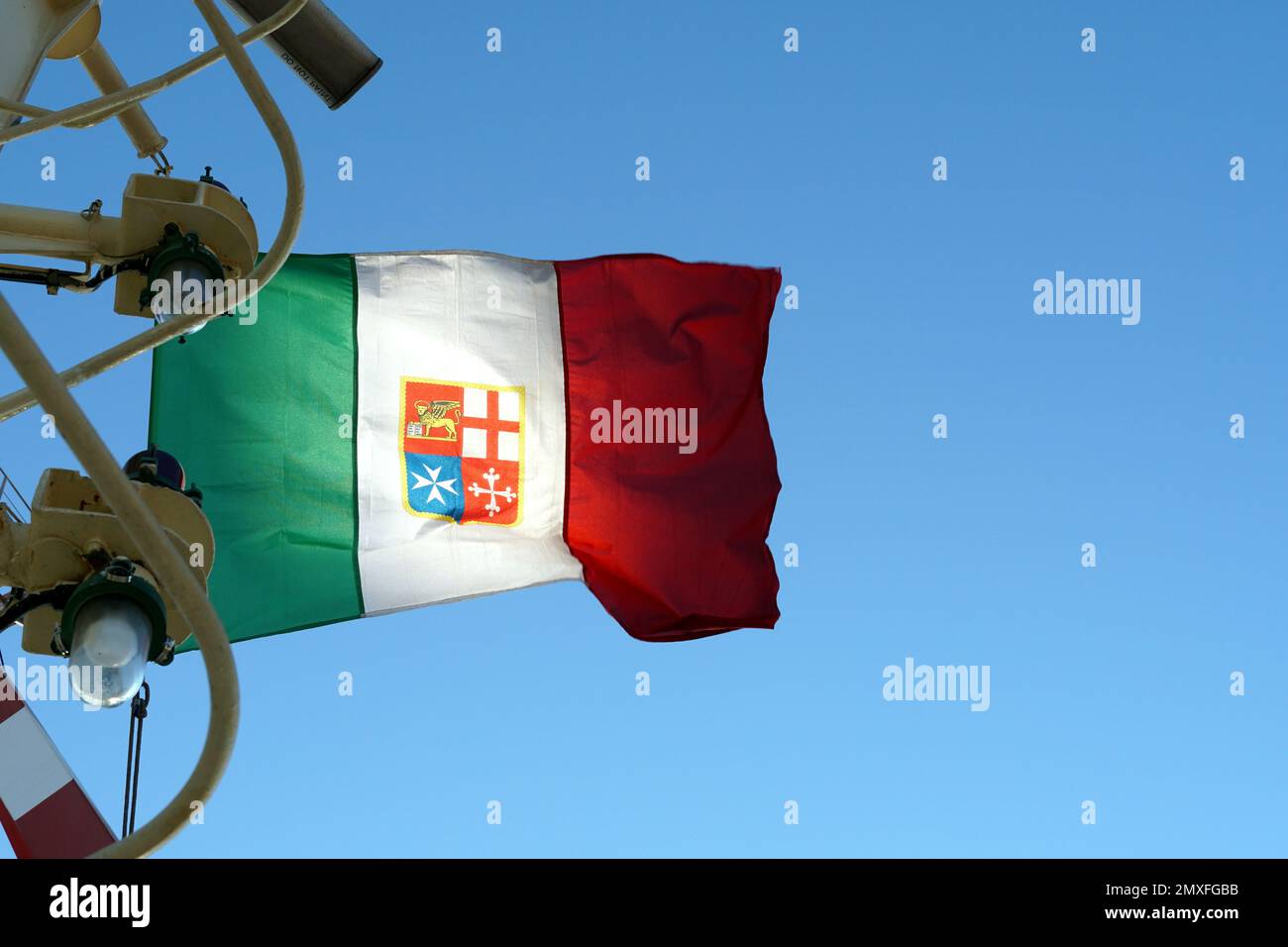 Eine italienische Dreifarbige mit einer Variante der Arme der italienischen Marine und ohne Wandkrähe. Stockfoto