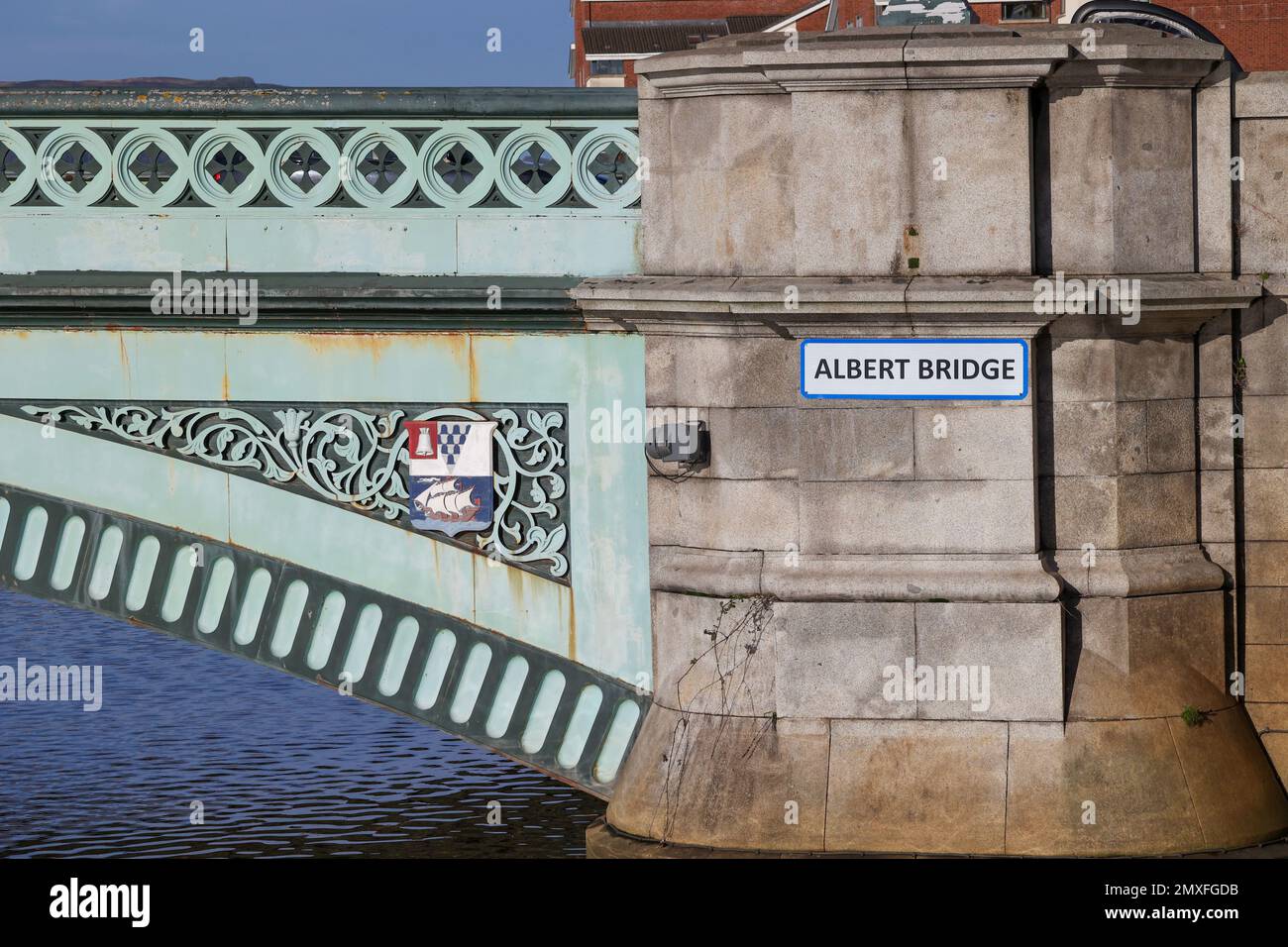 Aus nächster Nähe sehen Sie den gusseisernen Bogen der Albert Bridge, einer Hauptverkehrsstraße und einer Fußgängerbrücke über den Fluss Lagan in Belfast, Nordirland. Stockfoto