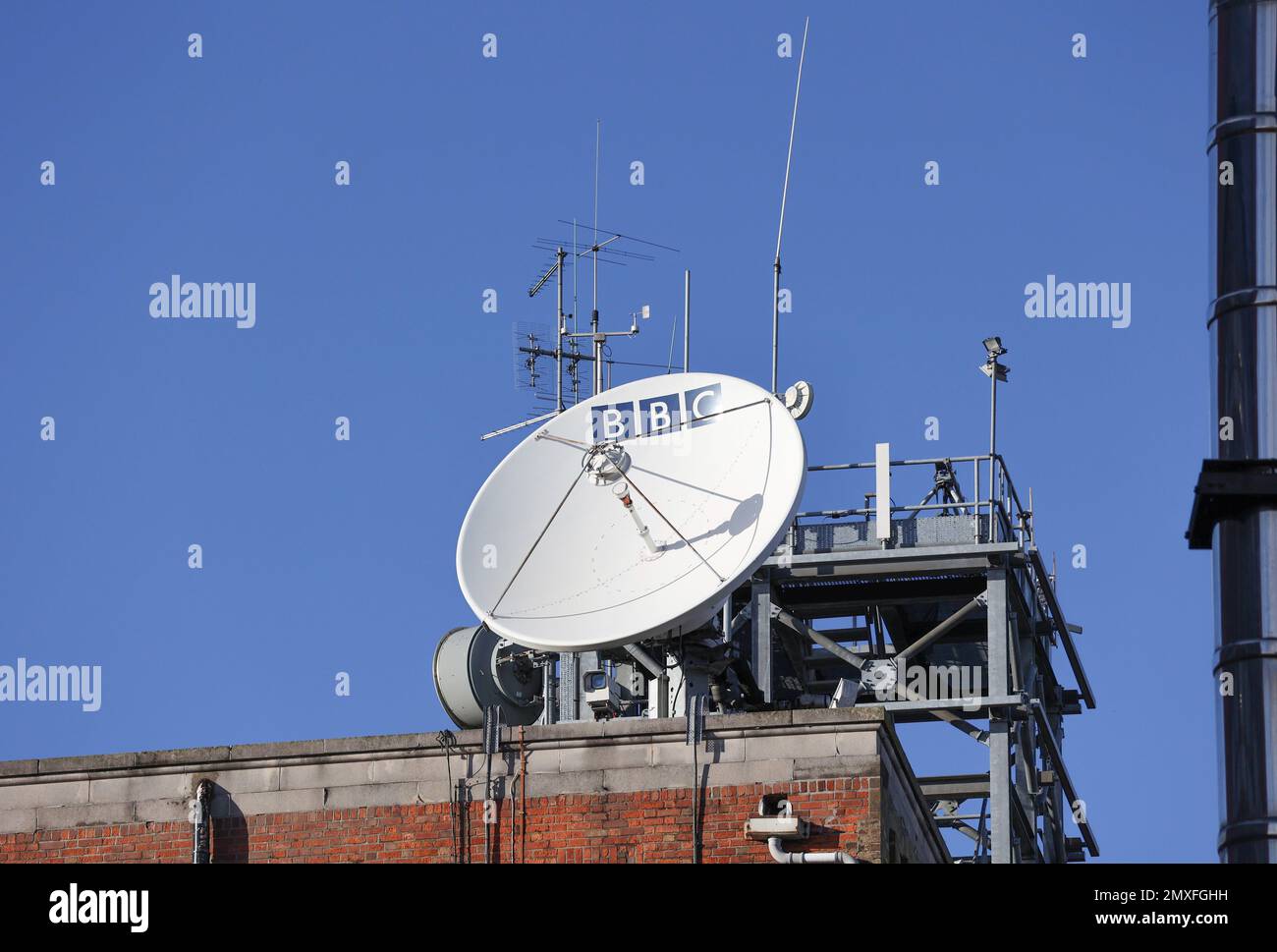 BBC Belfast Moderne Telekommunikations-Rundfunkanlage auf dem Dach mit weißer BBC-Satellitenschüssel im BBC Broadcasting House Belfast. Stockfoto