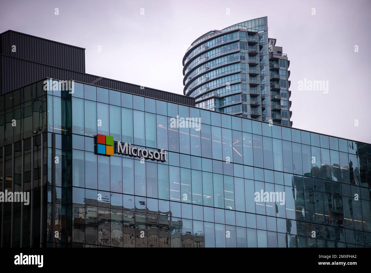 Bürogebäude von Microsoft und Schild in der Innenstadt. Microsoft ist ein US-amerikanisches Technologieunternehmen, das Software, Elektronik, Computer und verwandte Dienstleistungen herstellt Stockfoto