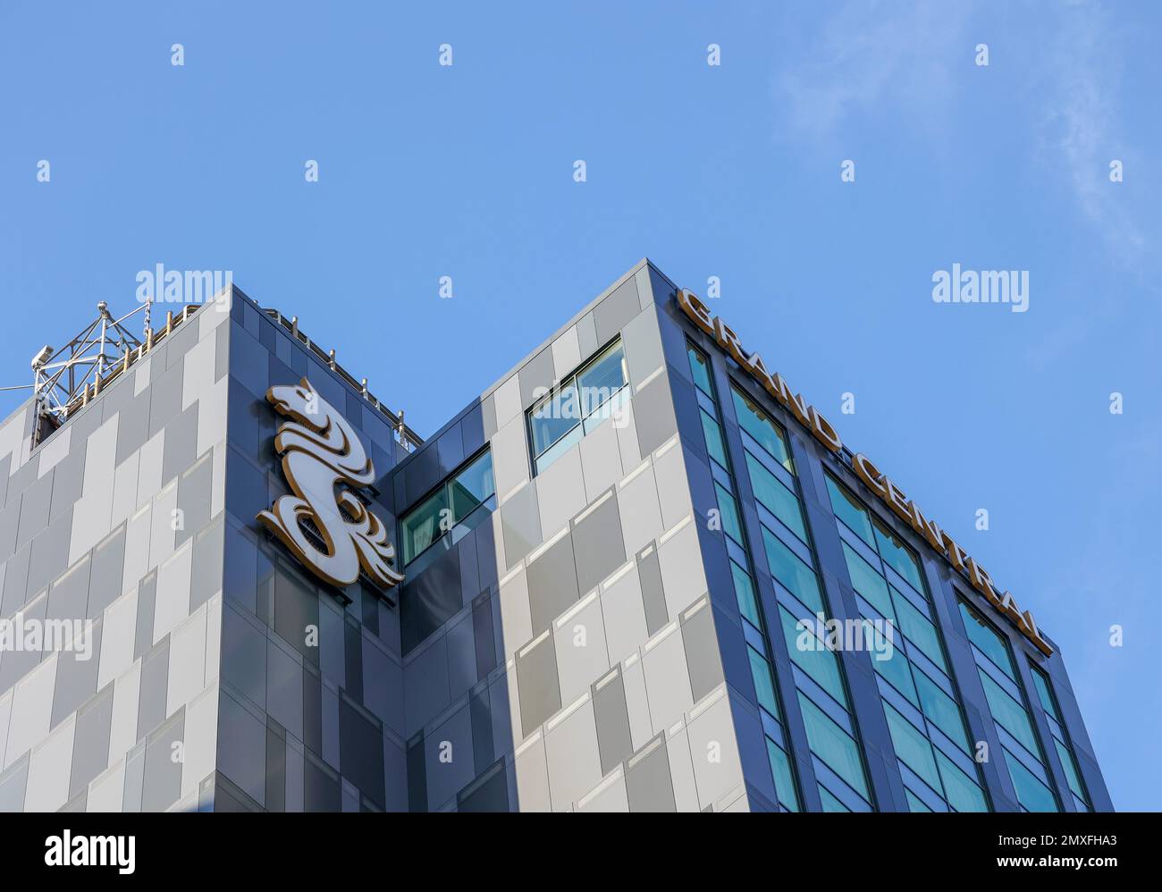 Blick auf die Belfast Street auf das Dach und die Spitze des Grand Central Hotels im Stadtzentrum von Belfast. Stockfoto