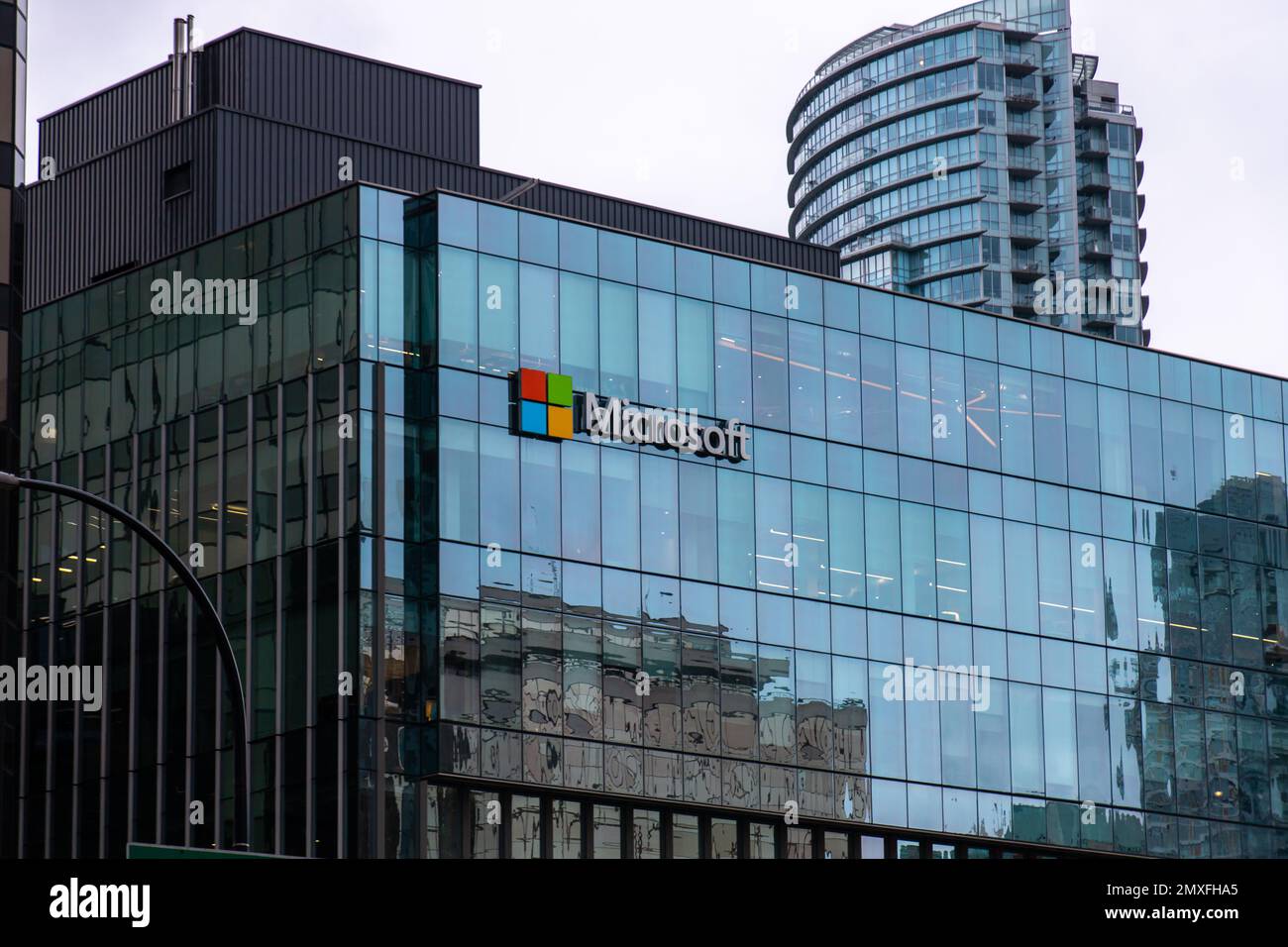 Bürogebäude von Microsoft und Schild in der Innenstadt. Microsoft ist ein US-amerikanisches Technologieunternehmen, das Software, Elektronik, Computer und verwandte Dienstleistungen herstellt Stockfoto
