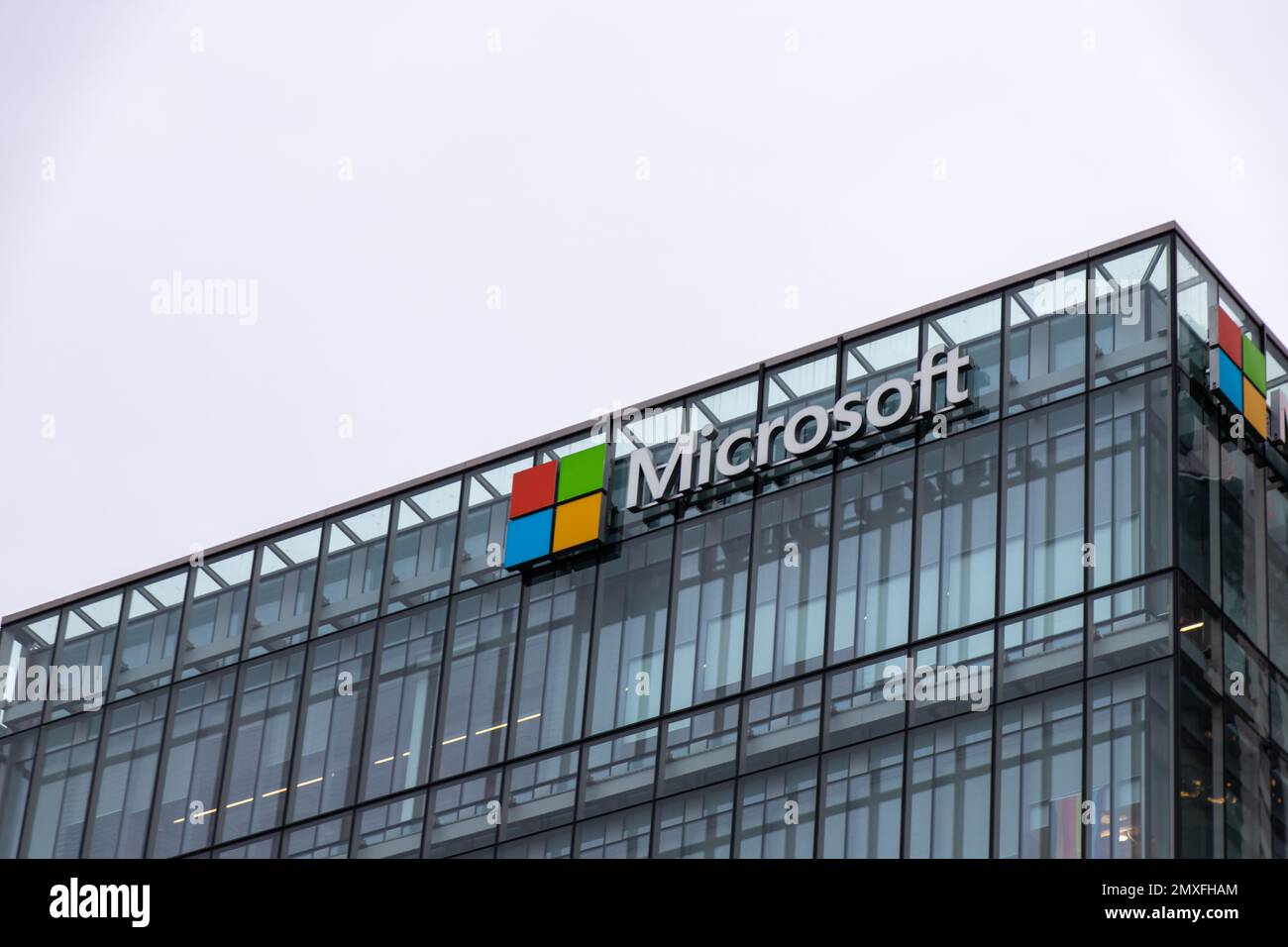 Bürogebäude von Microsoft und Schild. Microsoft ist ein US-amerikanisches Technologieunternehmen, das Software, Elektronik, Computer und zugehörige Dienstleistungen herstellt Stockfoto
