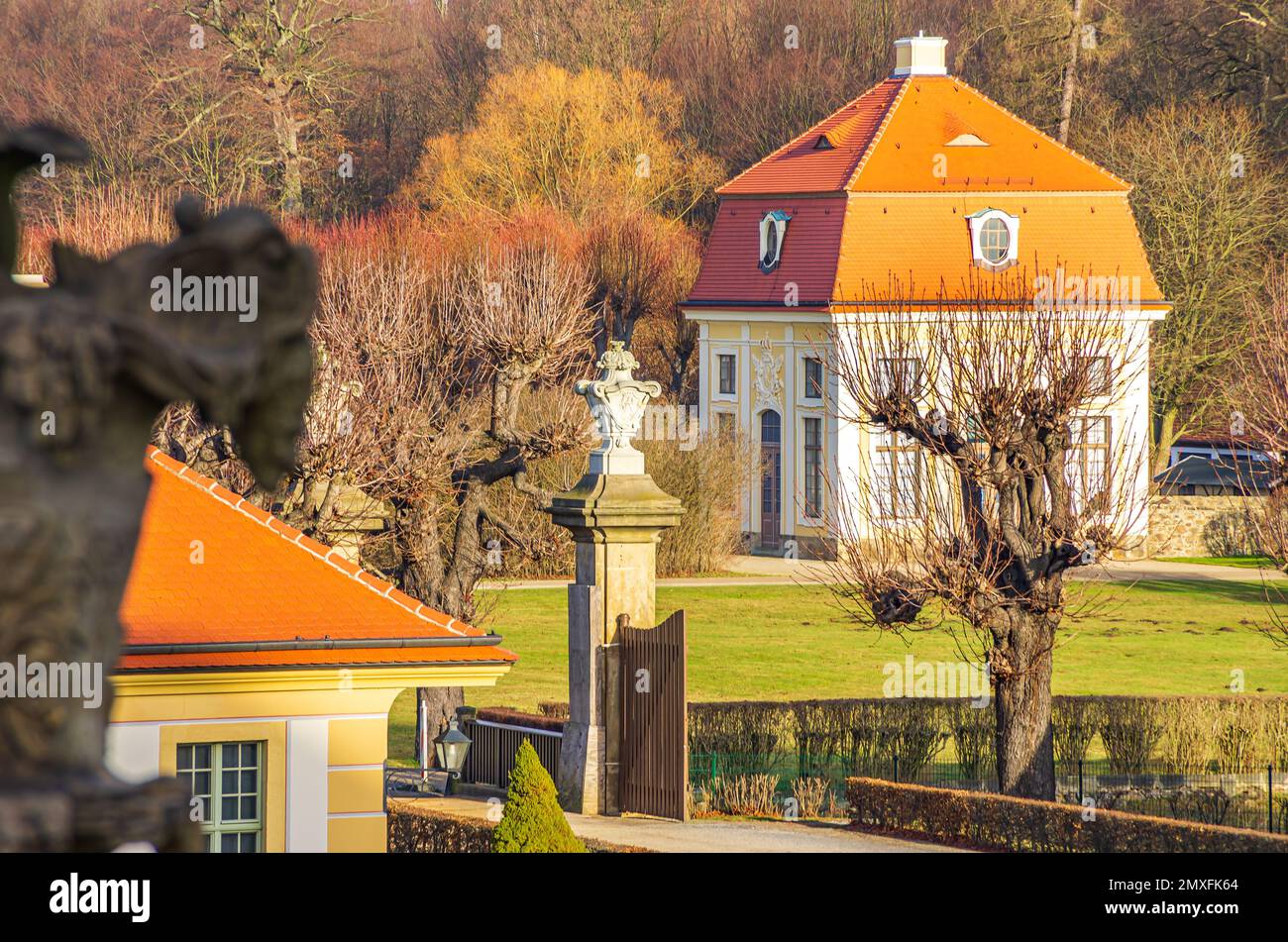 Eindrücke vom Schloss Moritzburg bei Dresden, Sachsen, Deutschland, Hintereingang und Cavalier-Haus; nur zur redaktionellen Verwendung. Stockfoto