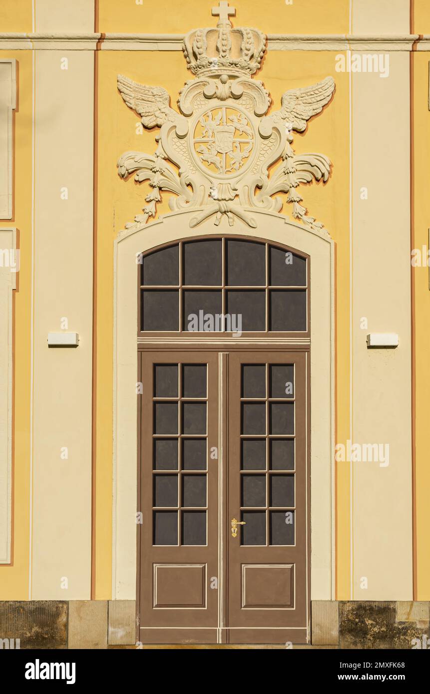 Eindrücke von Schloss Moritzburg bei Dresden, Sachsen, Deutschland, Tür und Wappen des sogenannten Cavalier House; nur zur redaktionellen Verwendung. Stockfoto