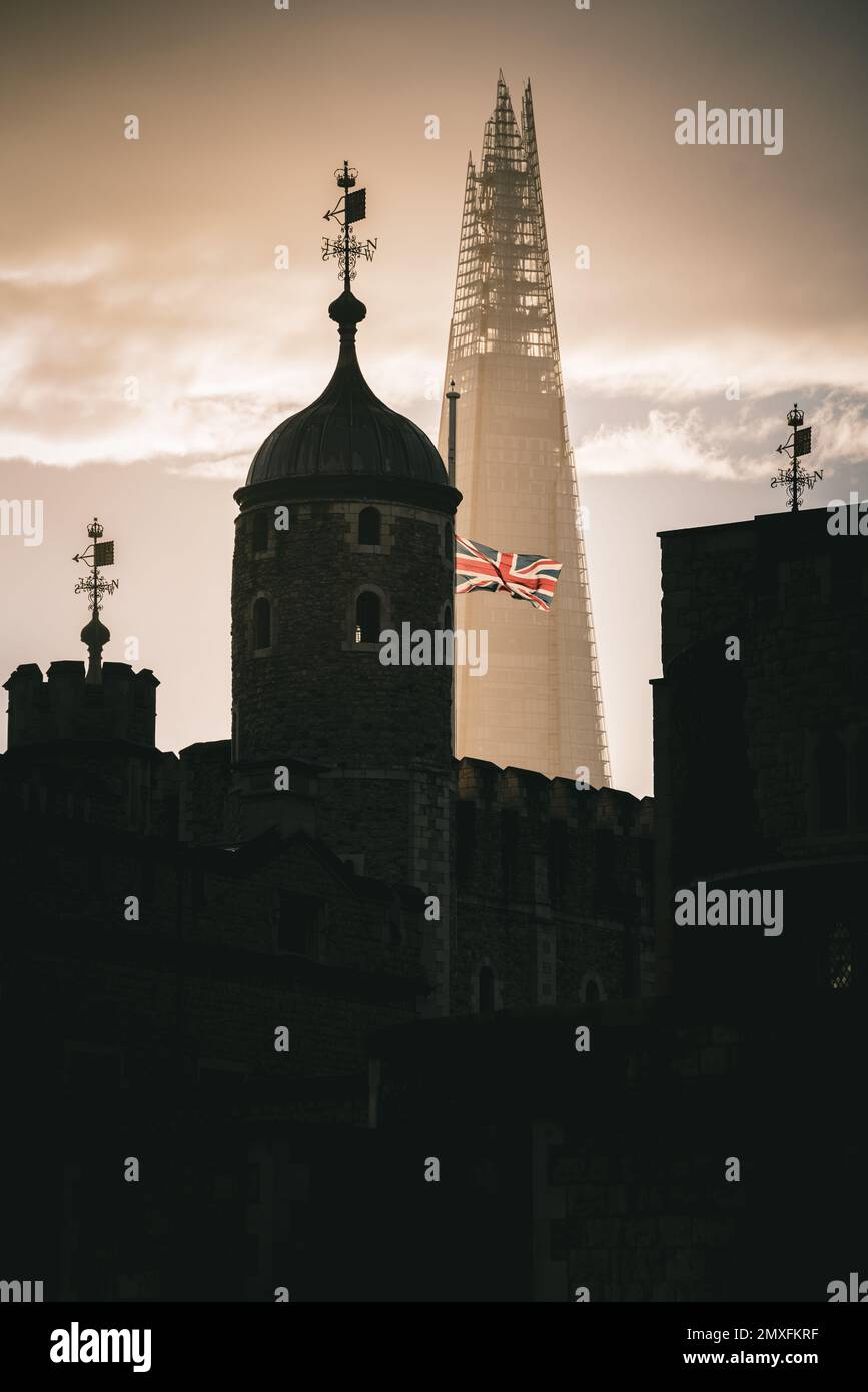 Ein vertikales Bild der Silhouette des Tower of London mit der Flagge des Vereinigten Königreichs in London, Großbritannien Stockfoto