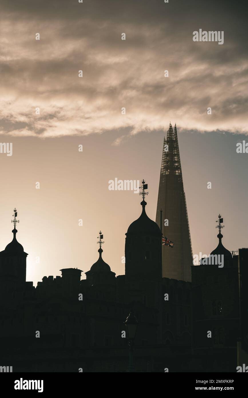 Vertikale Aufnahme der Silhouette des Tower of London mit der Flagge des Vereinigten Königreichs r in London, Großbritannien Stockfoto