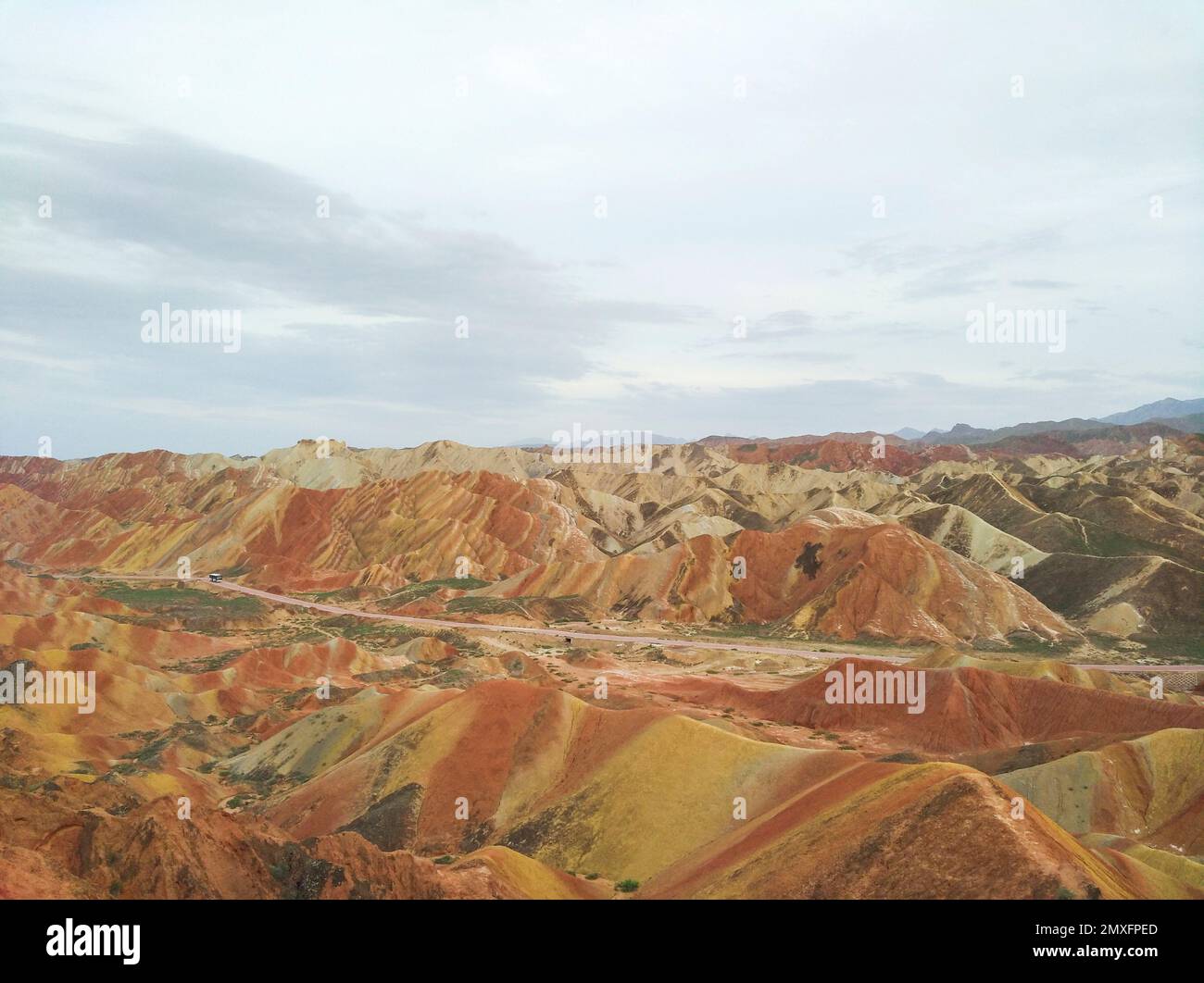 Die farbenfrohen Berge an einem bewölkten Tag im Geologischen Park Zhangye Danxia in Gansu, China Stockfoto