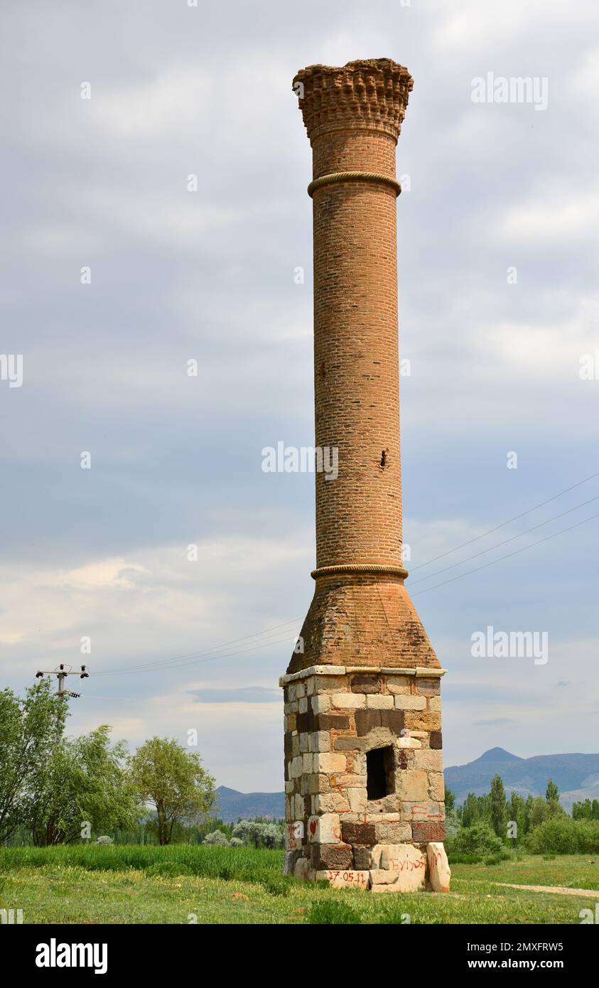 Ein wunderschöner Blick auf einen hohen Steinturm in einer grünen Gegend aus der Antike Stockfoto Ein wunderschöner Blick auf einen hohen Steinturm in einer grünen Gegend aus der Antike Stockfoto