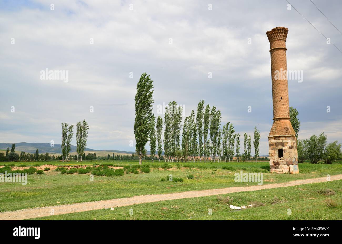 Ein wunderschöner Blick auf einen hohen Steinturm in einer grünen Gegend aus der Antike Stockfoto Ein wunderschöner Blick auf einen hohen Steinturm in einer grünen Gegend aus der Antike Stockfoto