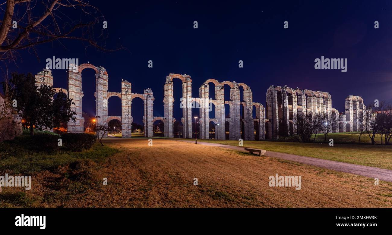 Nachtsicht auf das römische Aquädukt namens Wunder in Merida Stockfoto