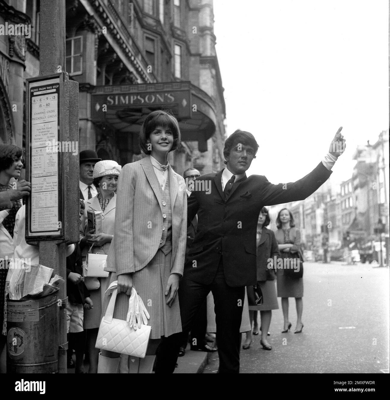 Dave Clark von den Dave Clark Five ruft ein Taxi vor Simpson's am Strand in London 1968 Stockfoto